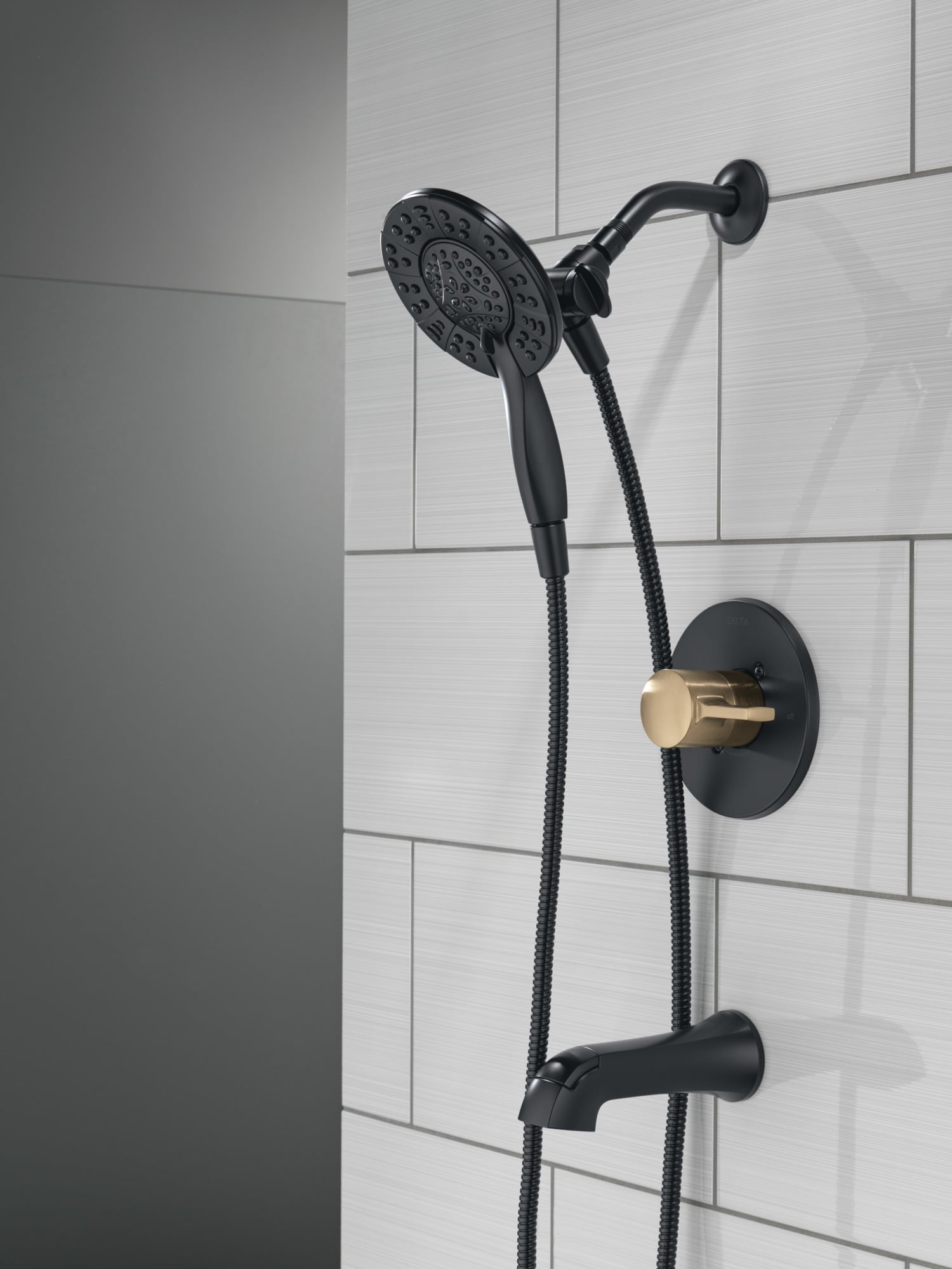 Grifo de Bañera y Ducha Redondo de 6.0 Pulgadas con 1 Mango en Color Negro/Bronce Champagne Delta Albion T144855-GZ-I