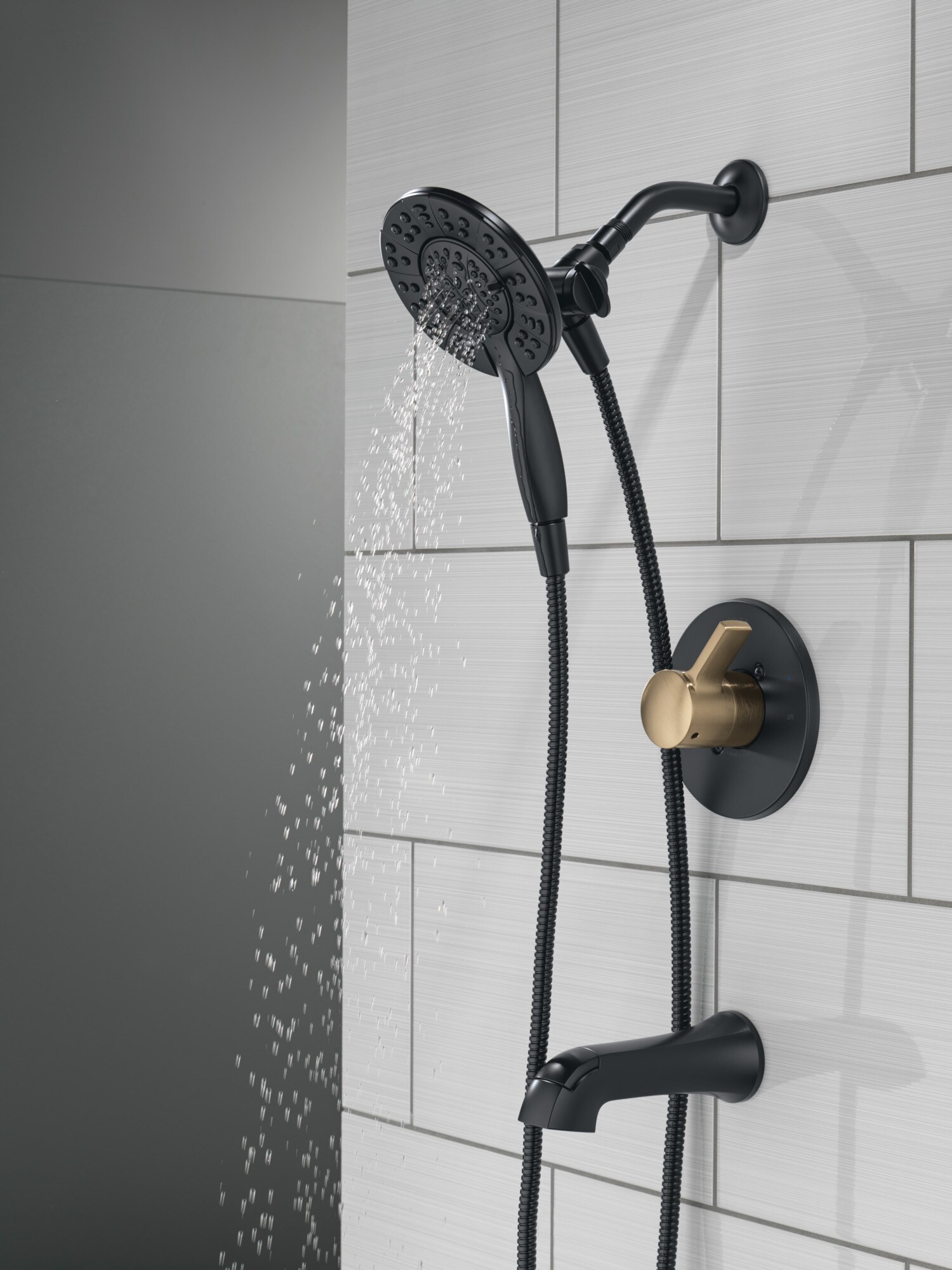 Grifo de Bañera y Ducha Redondo de 6.0 Pulgadas con 1 Mango en Color Negro/Bronce Champagne Delta Albion T144855-GZ-I