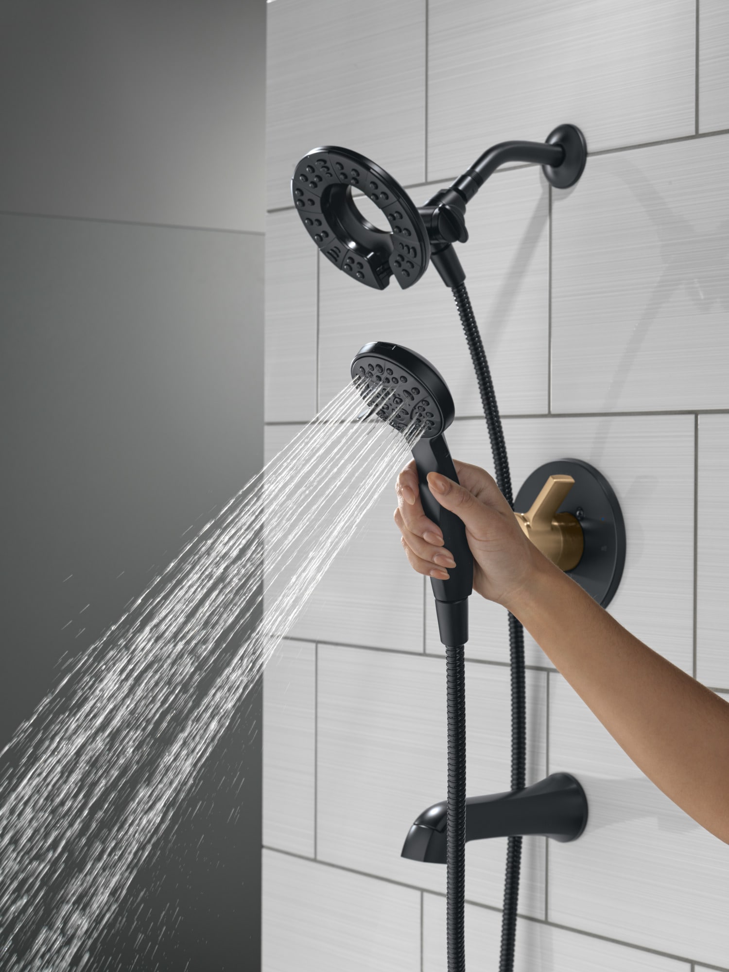 Grifo de Bañera y Ducha Redondo de 6.0 Pulgadas con 1 Mango en Color Negro/Bronce Champagne Delta Albion T144855-GZ-I