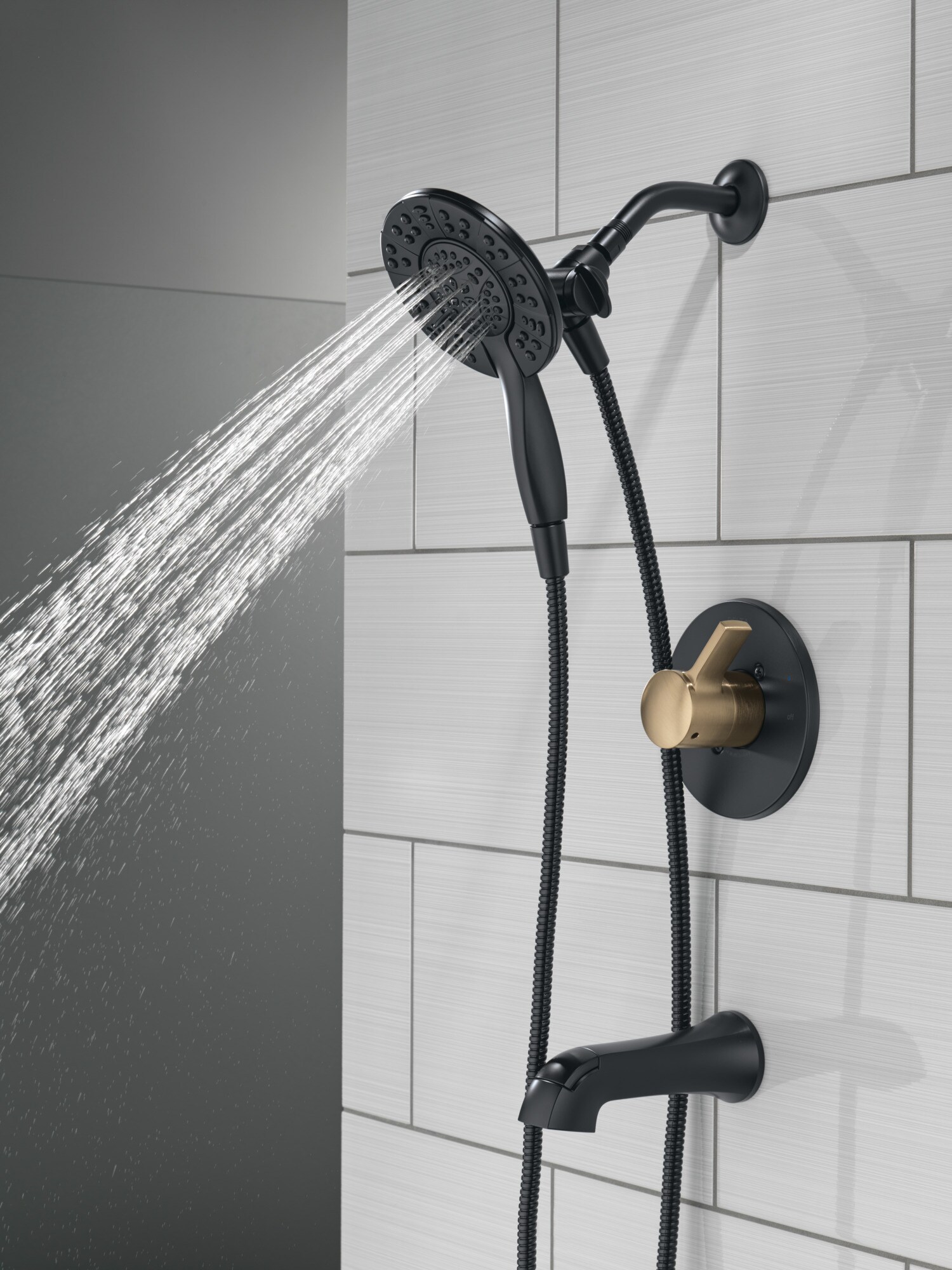 Grifo de Bañera y Ducha Redondo de 6.0 Pulgadas con 1 Mango en Color Negro/Bronce Champagne Delta Albion T144855-GZ-I