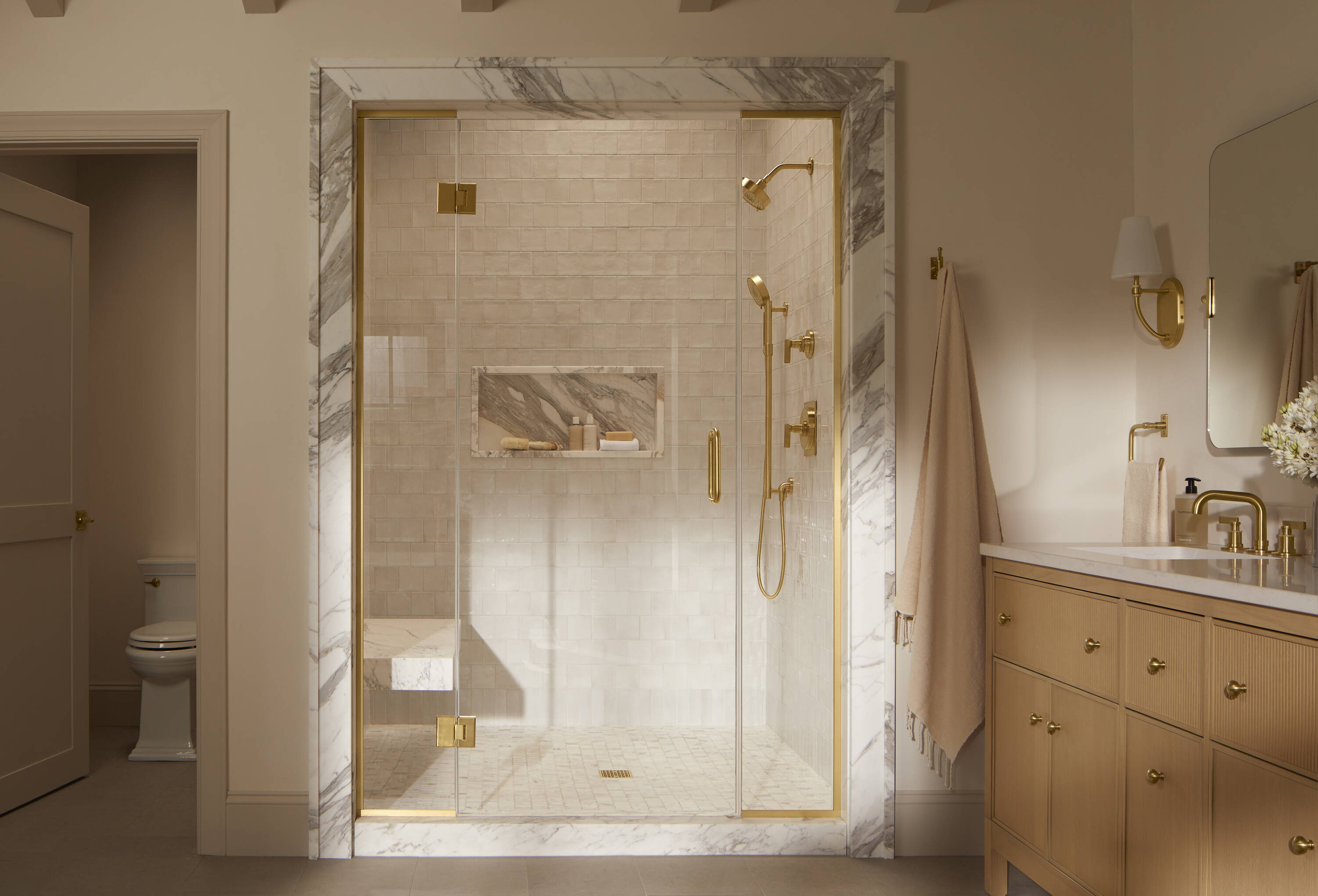 Mezcladora de bañera y ducha redonda multifunción de 5.44 pulgadas en latón moderno cepillado vibrante KOHLER Castia por Studio McGee