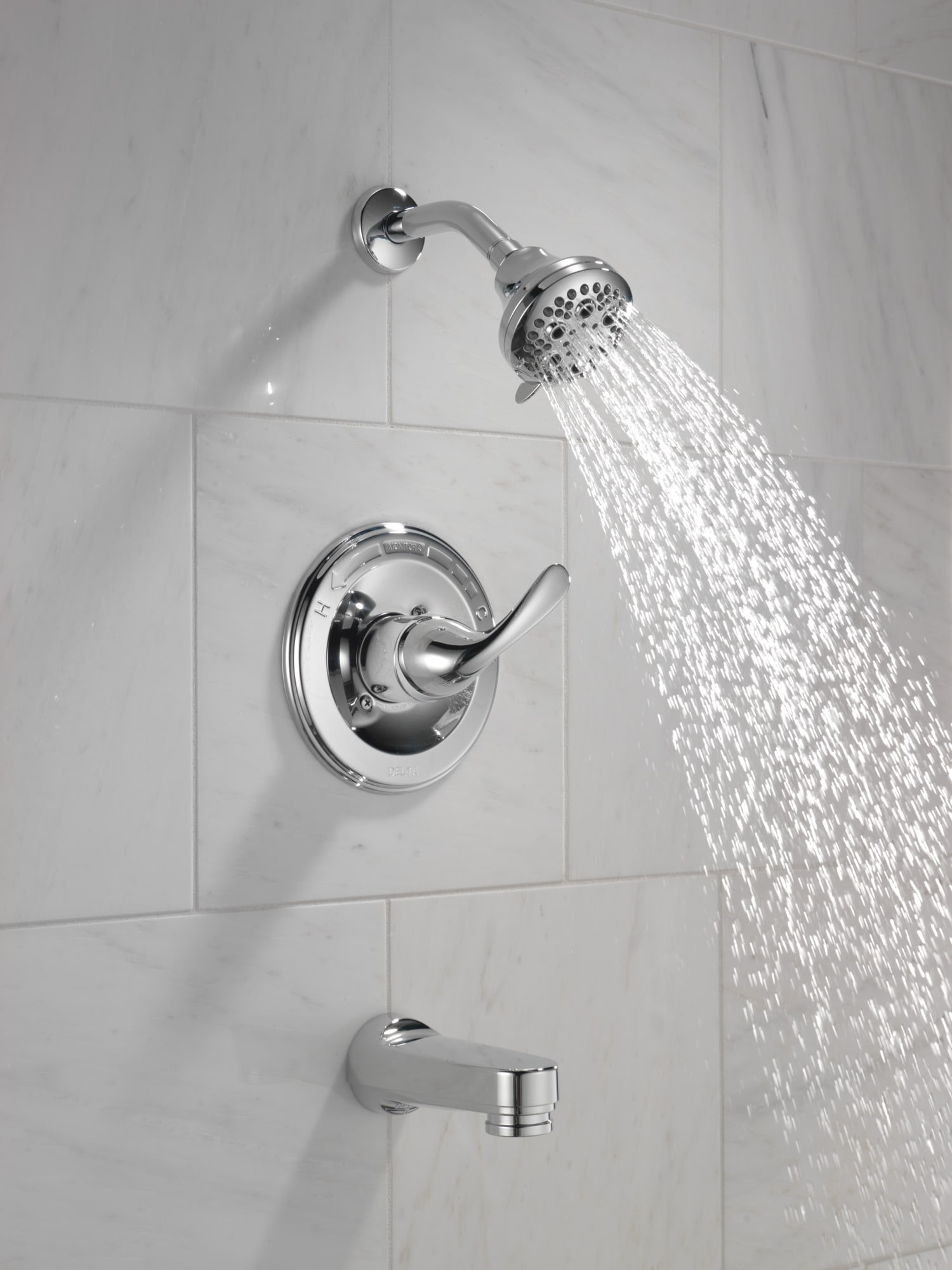 Grifo para bañera y ducha redondo de 2.625 pulgadas, cromo clásico de manija única Delta T13420-PD multi-función.