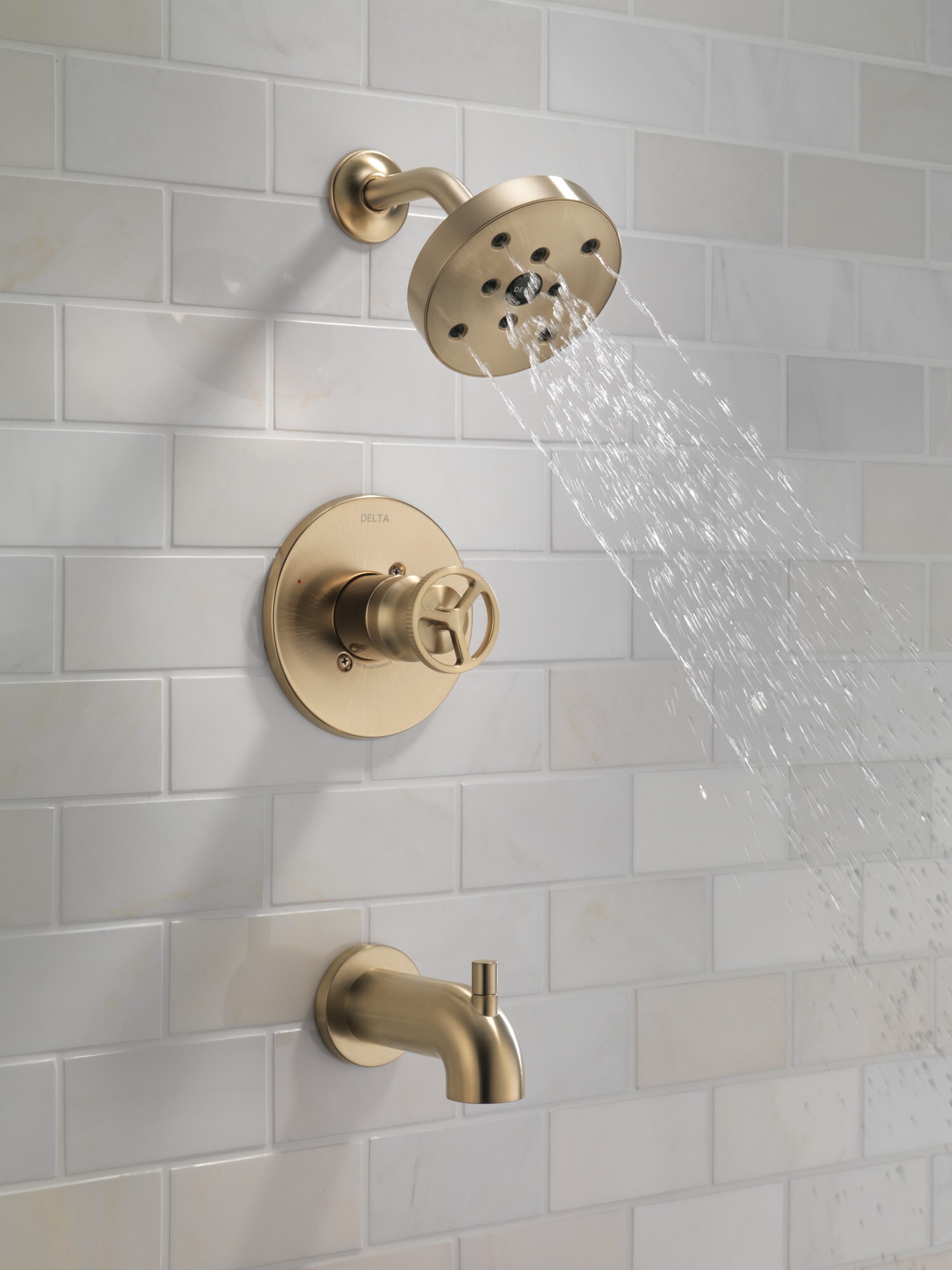 Grifo para bañera y regadera de una sola función con un mango en color bronce champagne Delta Trinsic de 5.41 pulgadas de diámetro