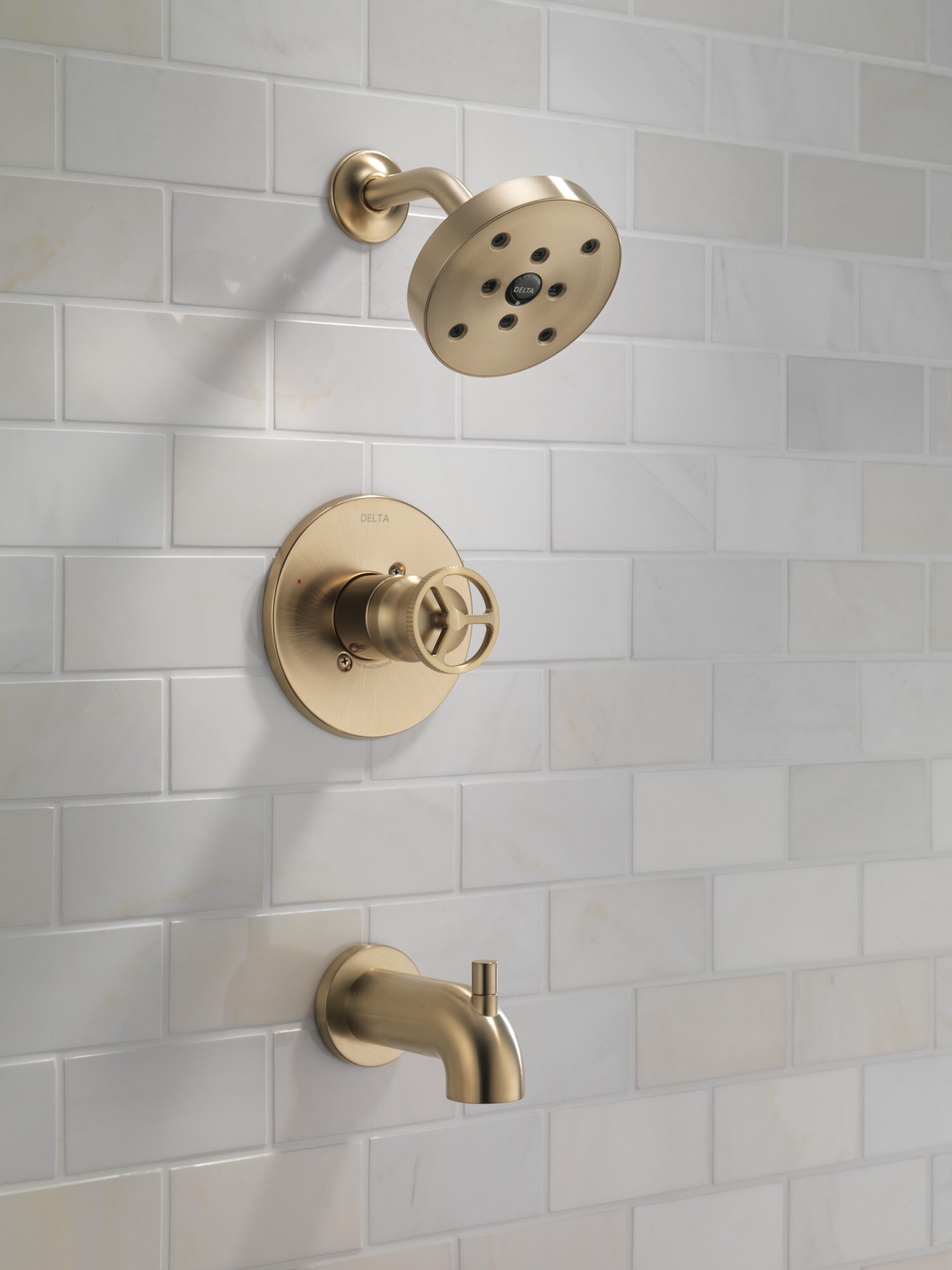 Grifo para bañera y regadera de una sola función con un mango en color bronce champagne Delta Trinsic de 5.41 pulgadas de diámetro