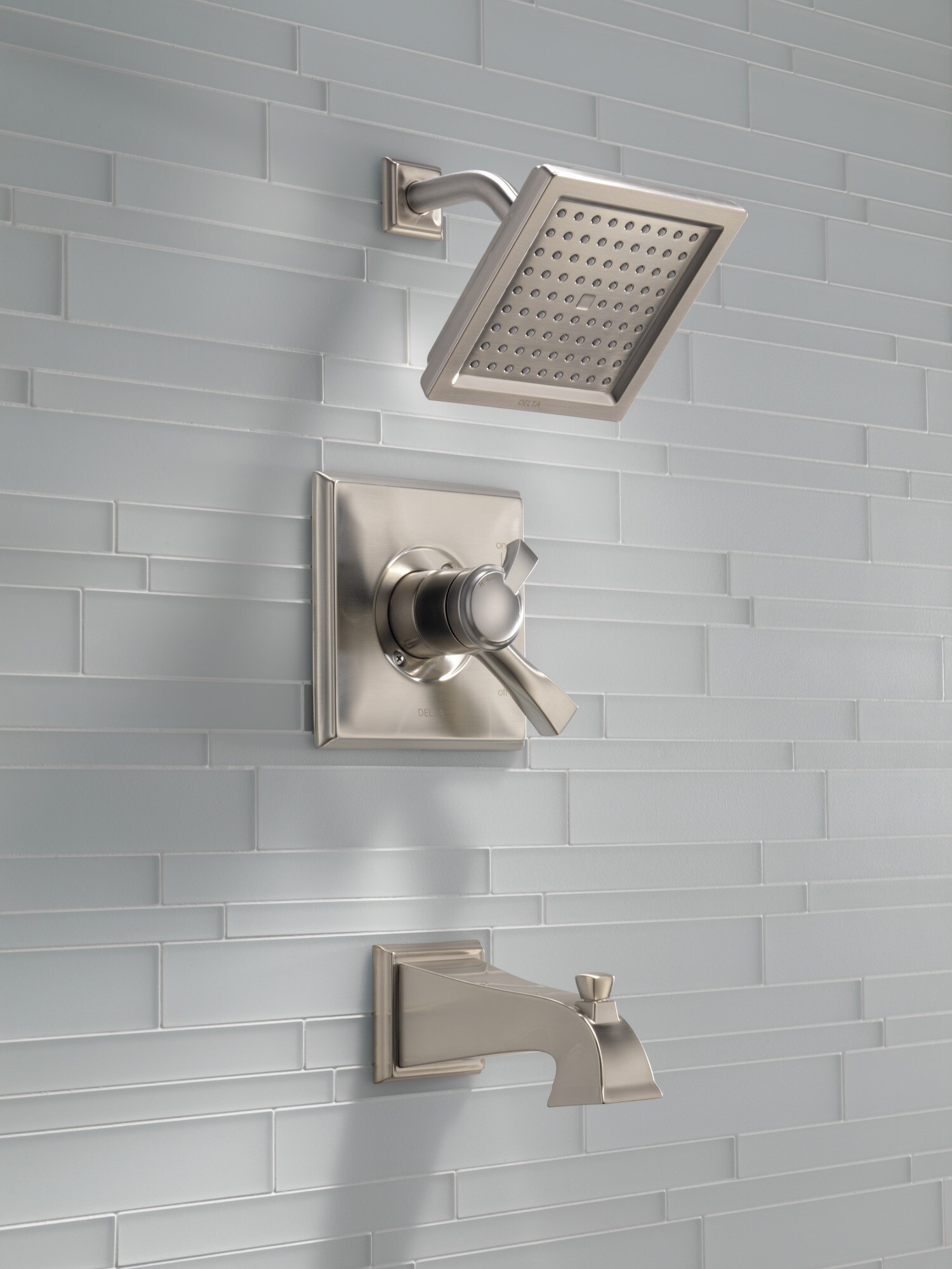Grifo para bañera y ducha de 2 manijas con función única de acero inoxidable Delta Dryden, cuadrado de 6.5625 pulgadas.