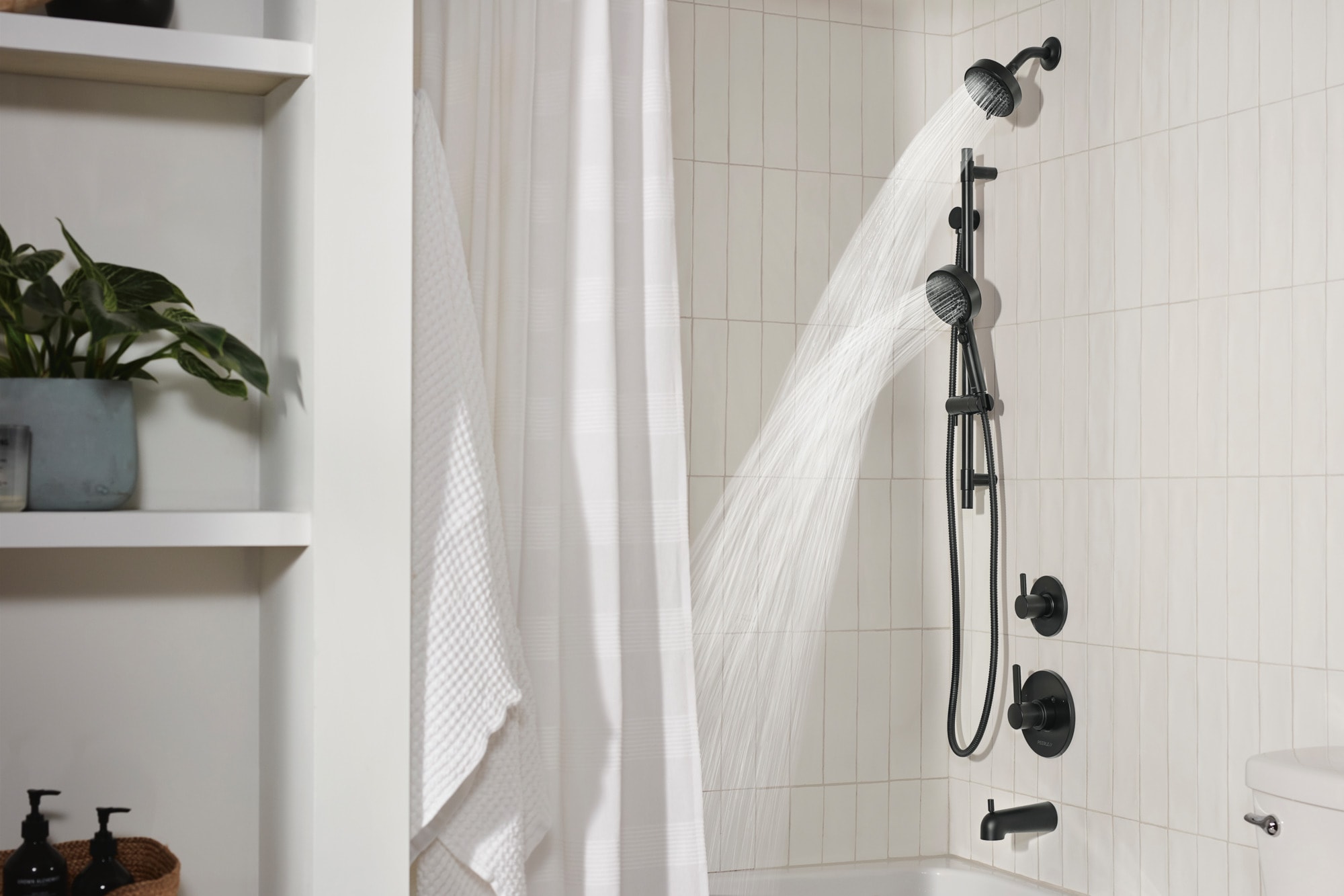 Grifo de bañera y ducha redonda de 3.19 pulgadas, función única y 1 manija en negro mate de la gama Peerless Apex