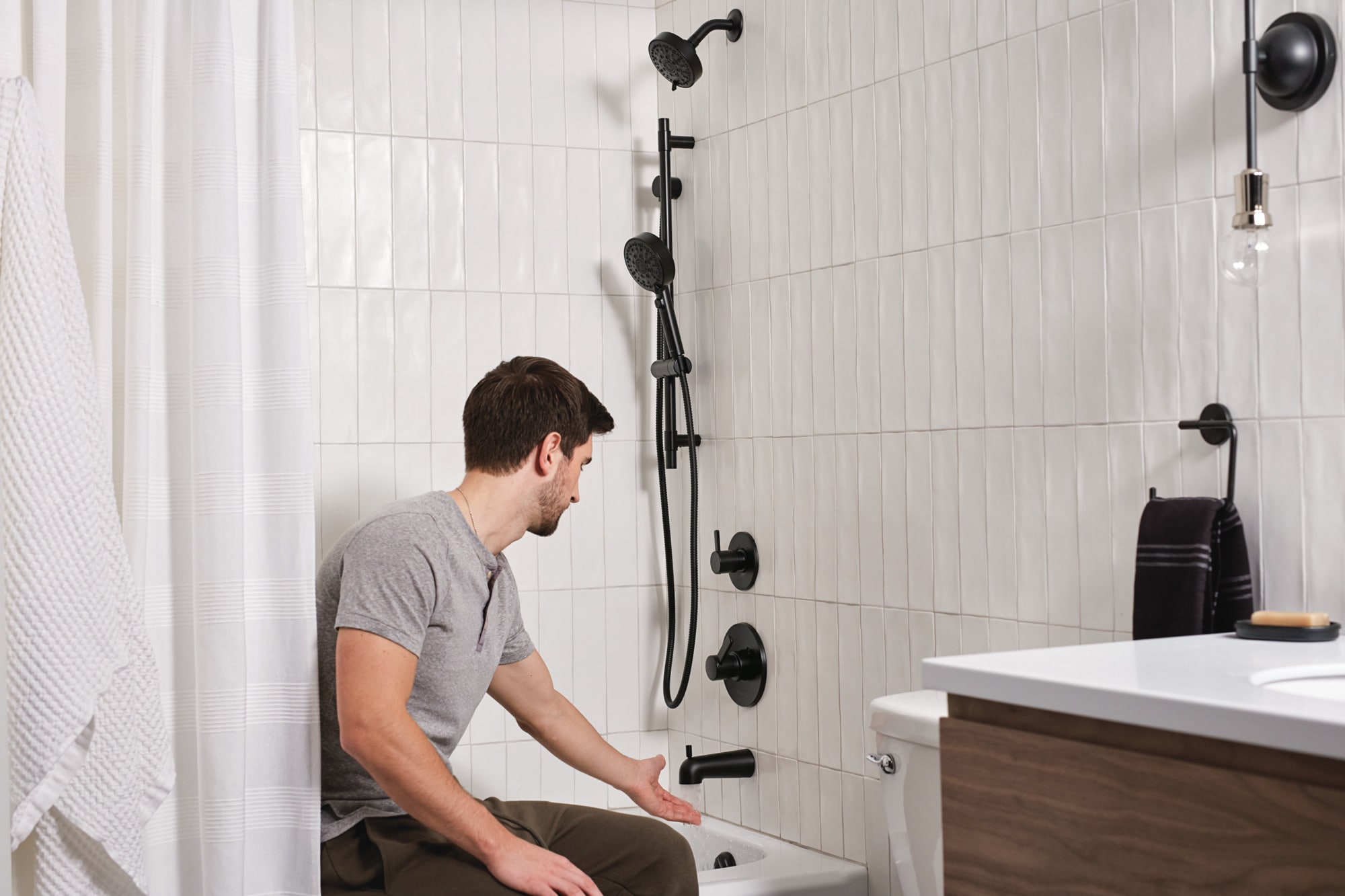 Grifo de bañera y ducha redonda de 3.19 pulgadas, función única y 1 manija en negro mate de la gama Peerless Apex