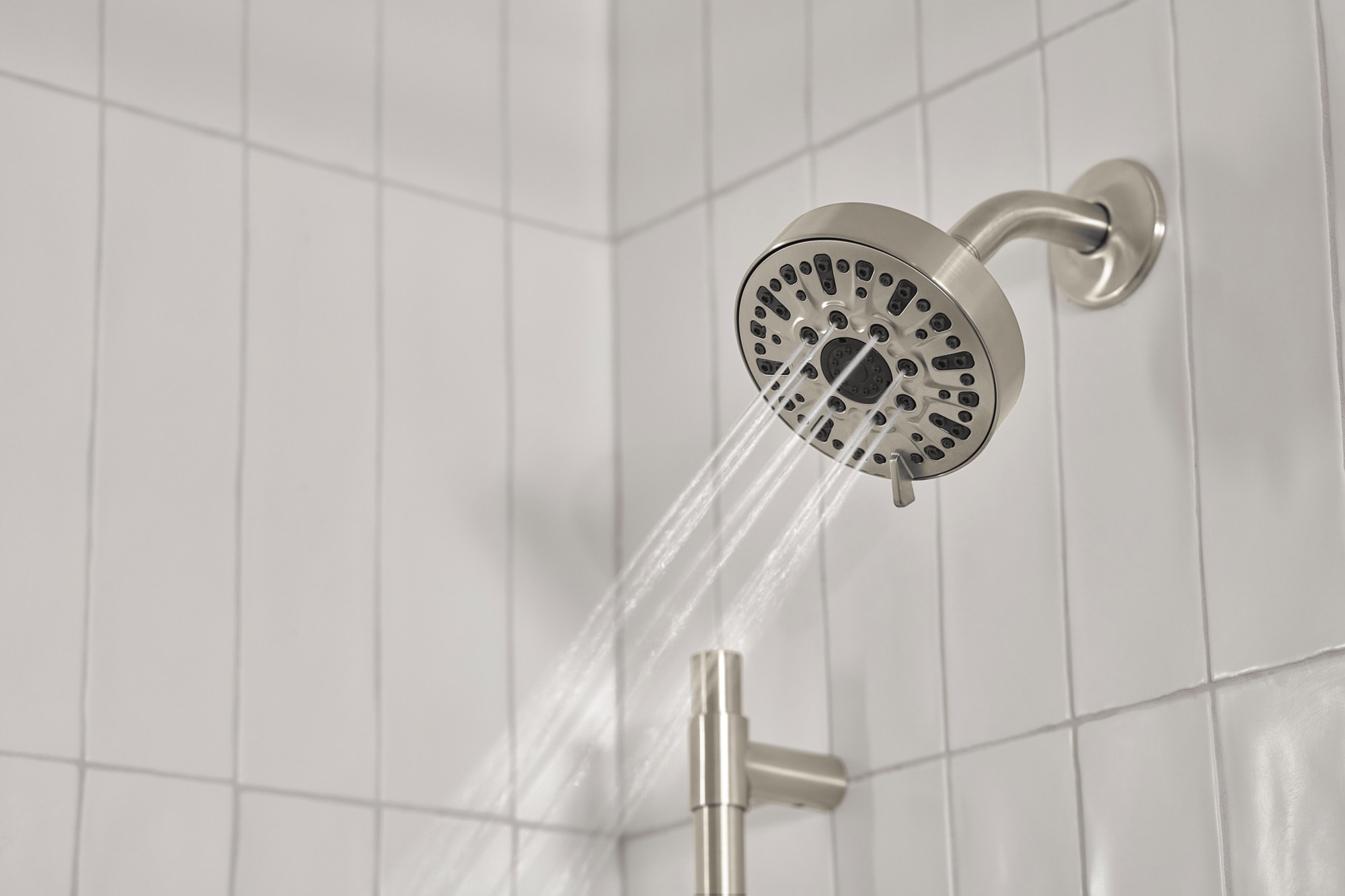 Mezcladora de Bañera y Regadera Redonda de 2.1875 pulgadas de Una Manija en Níquel Cepillado Apex Inigualable