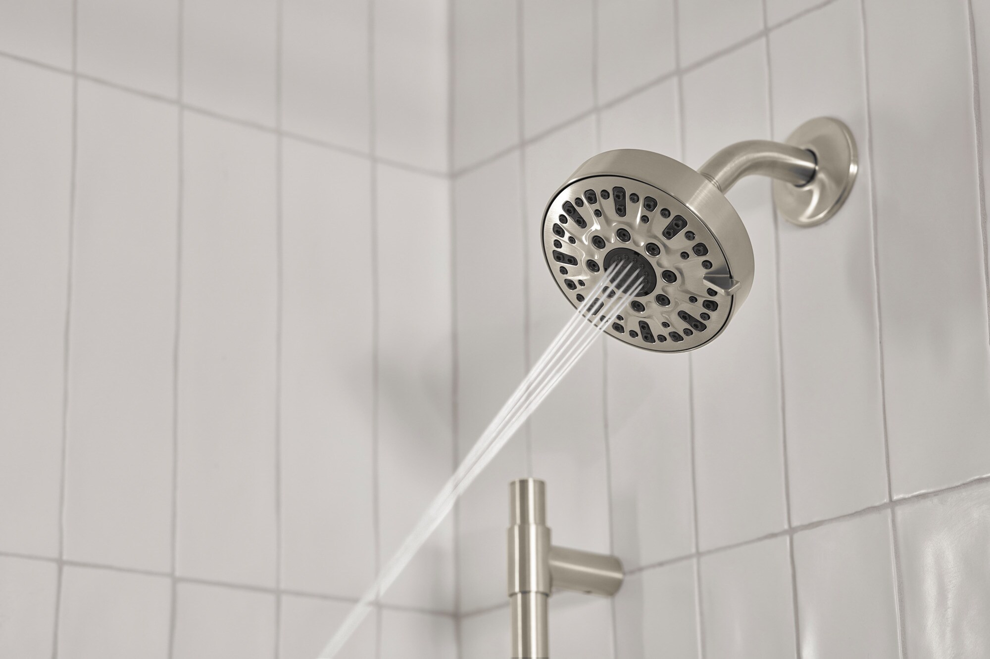 Mezcladora de Bañera y Regadera Redonda de 2.1875 pulgadas de Una Manija en Níquel Cepillado Apex Inigualable