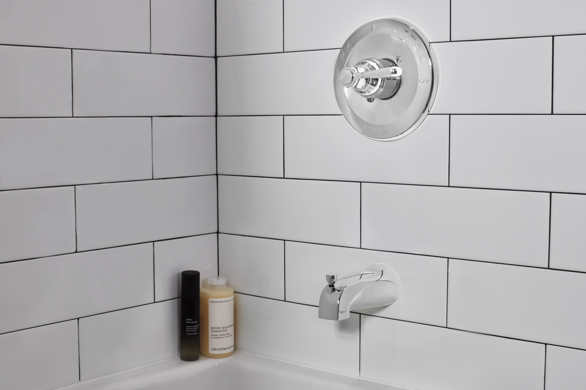 
Grifería para Bañera y Ducha Redonda de 5.938 Pulgadas, Cromada con un Mango de una Manija de la marca Peerless Elmhurst