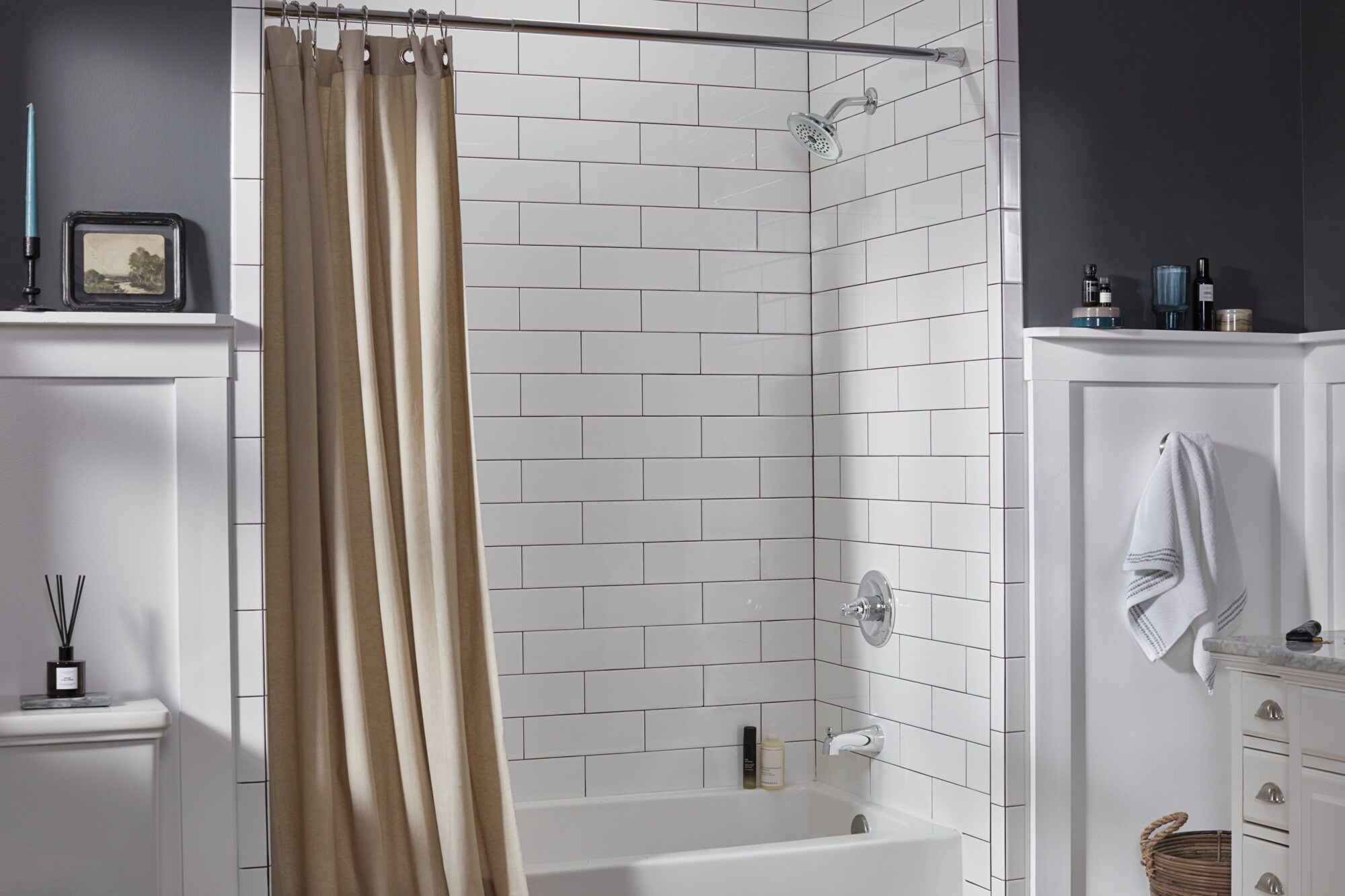 
Grifería para Bañera y Ducha Redonda de 5.938 Pulgadas, Cromada con un Mango de una Manija de la marca Peerless Elmhurst