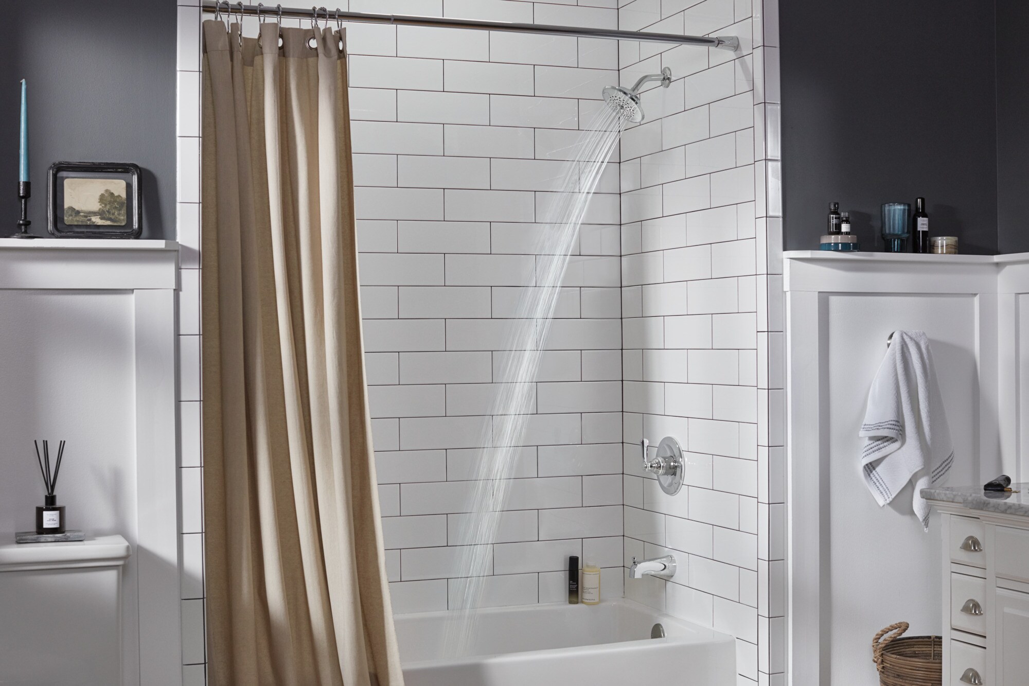 
Grifería para Bañera y Ducha Redonda de 5.938 Pulgadas, Cromada con un Mango de una Manija de la marca Peerless Elmhurst