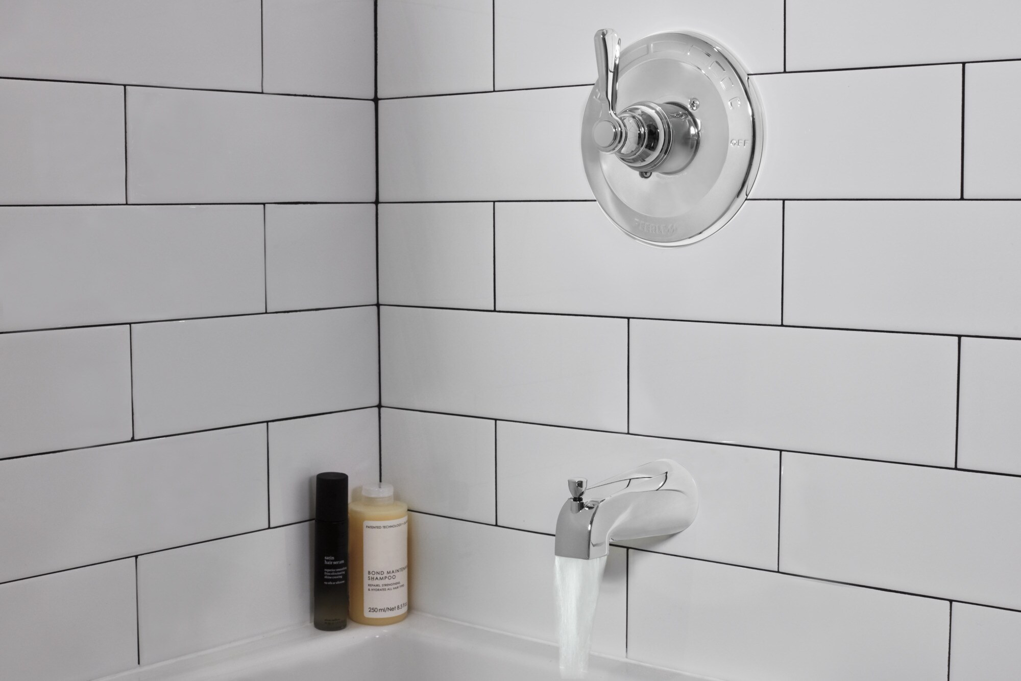 
Grifería para Bañera y Ducha Redonda de 5.938 Pulgadas, Cromada con un Mango de una Manija de la marca Peerless Elmhurst