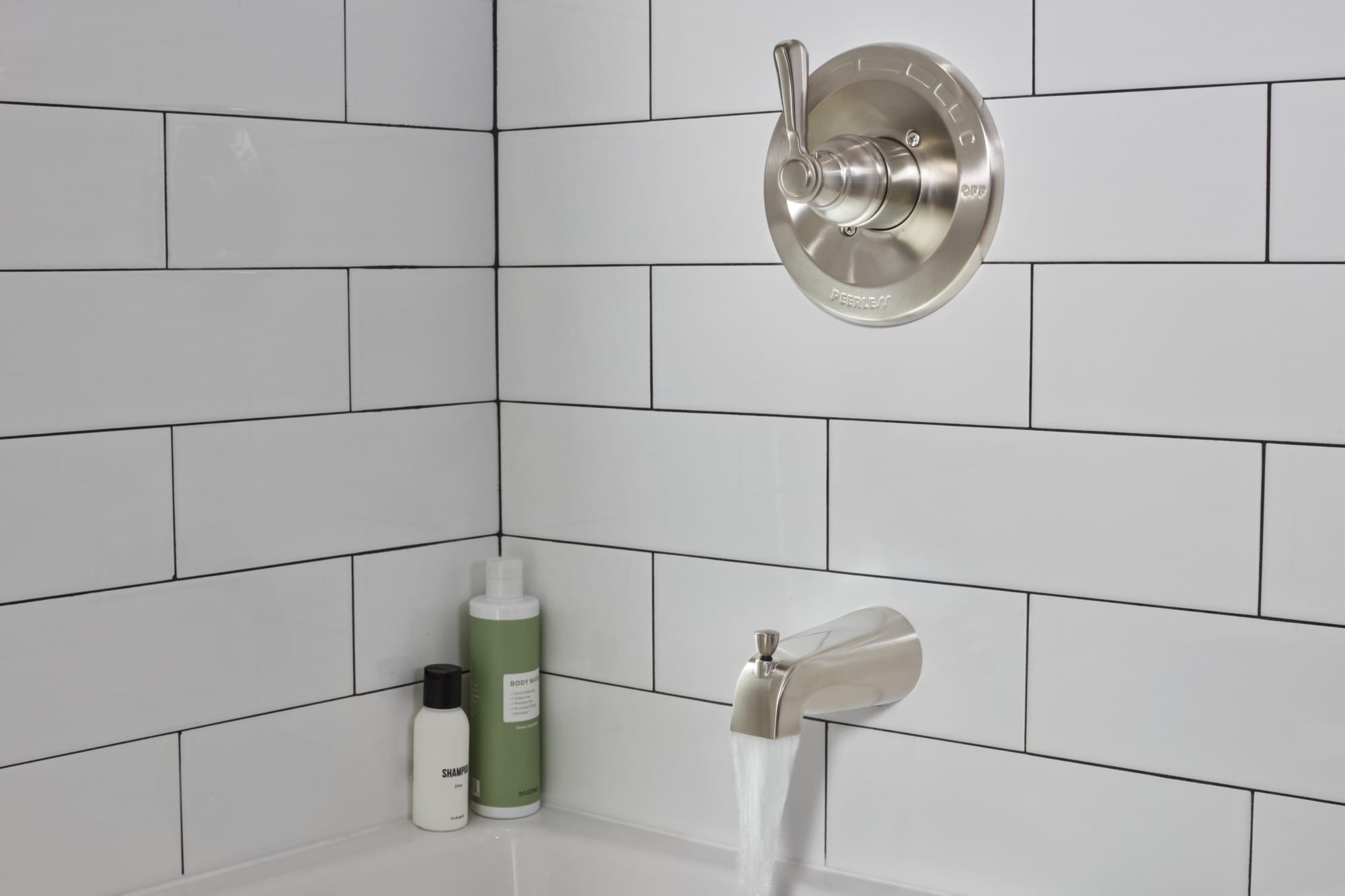 Mezcladora de Bañera y Regadera Redonda de 1 Manija en Níquel Cepillado de Peerless Elmhurst de 5.938 Pulgadas y Función Única (PTT14465-BN)