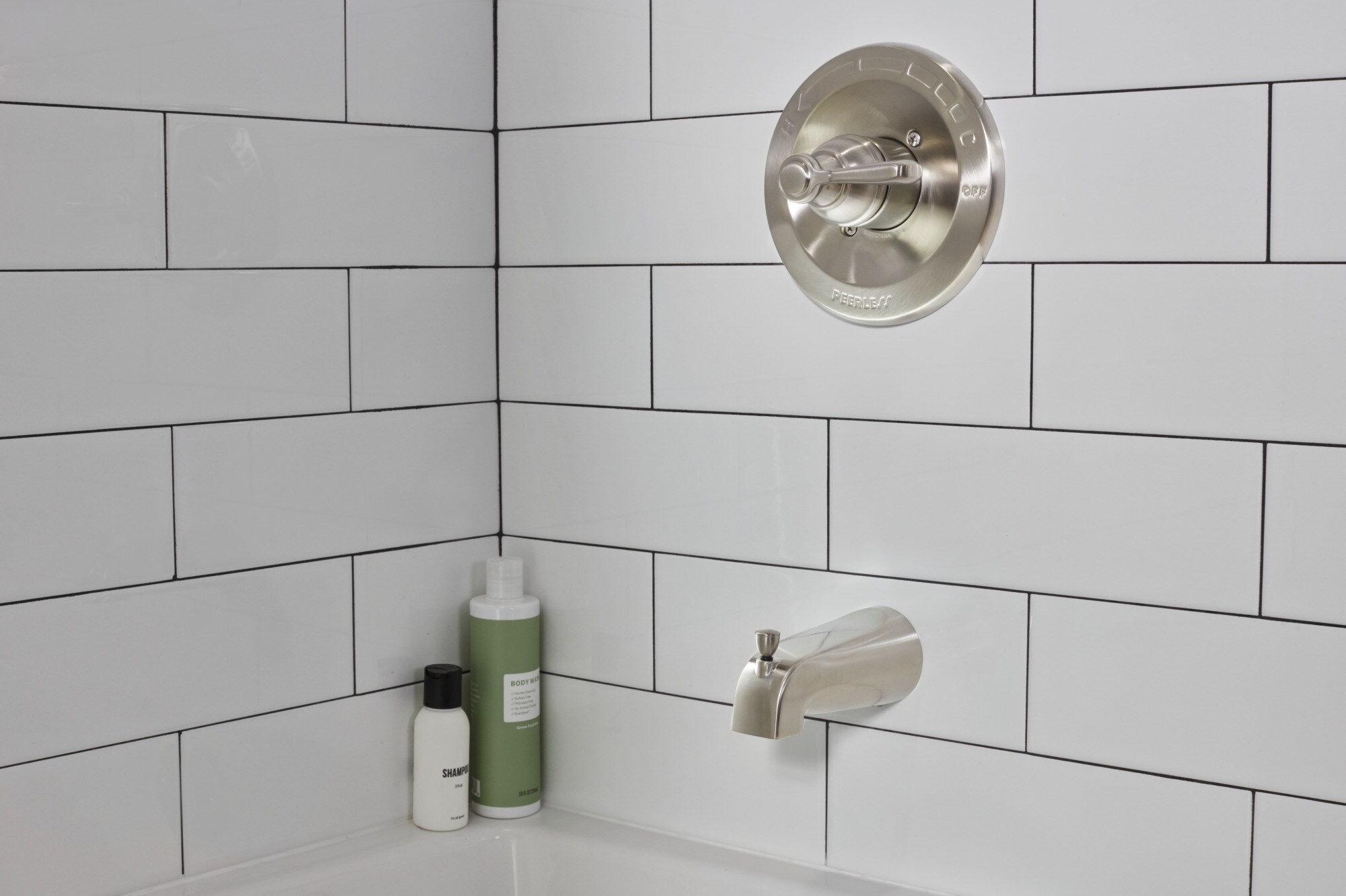 Mezcladora de Bañera y Regadera Redonda de 1 Manija en Níquel Cepillado de Peerless Elmhurst de 5.938 Pulgadas y Función Única (PTT14465-BN)