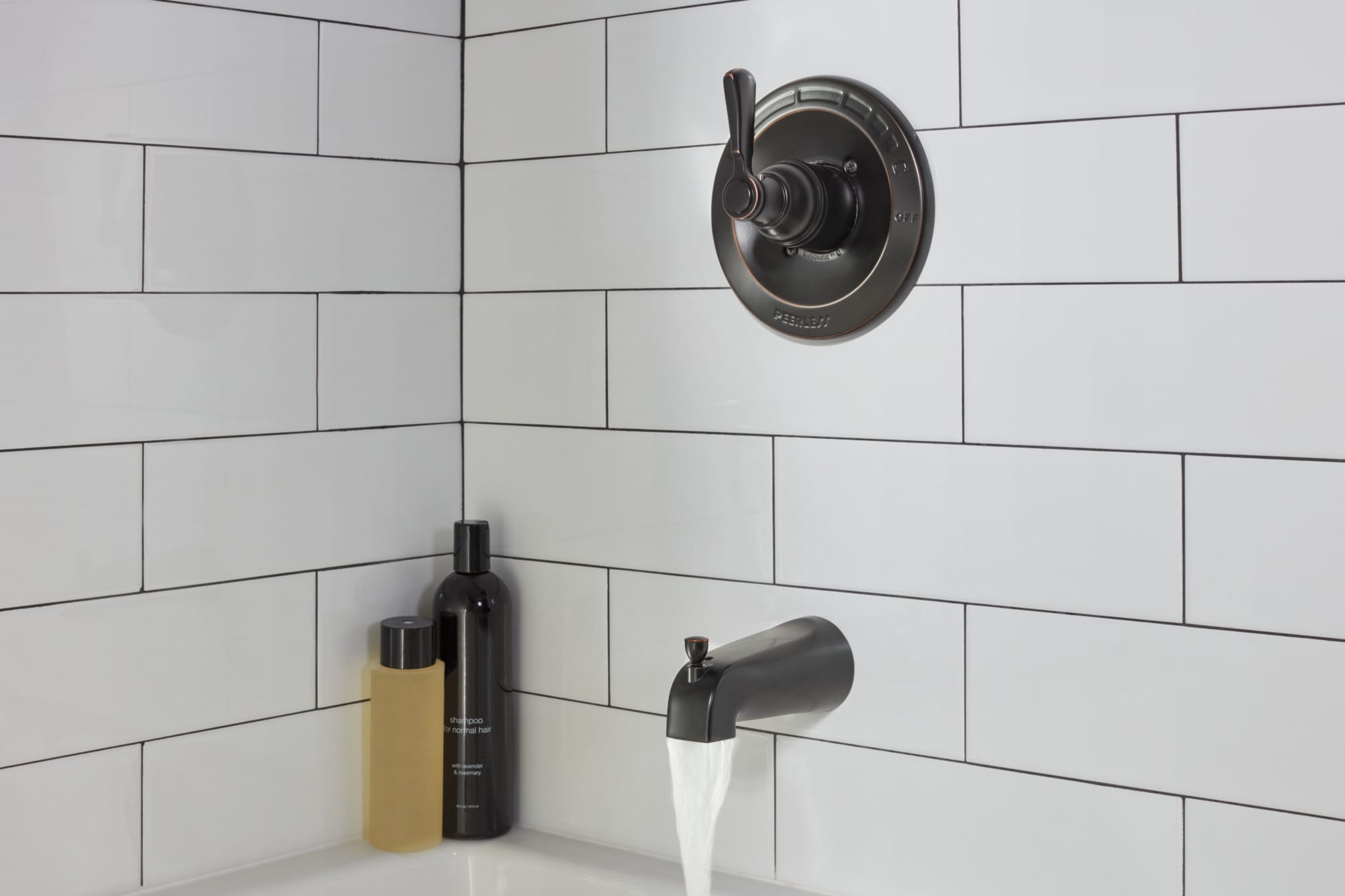 Grifo de bañera y ducha redondo de 5.938 pulgadas, de un solo mango y función única en bronce aceitado - Peerless Elmhurst PTT14465-OB