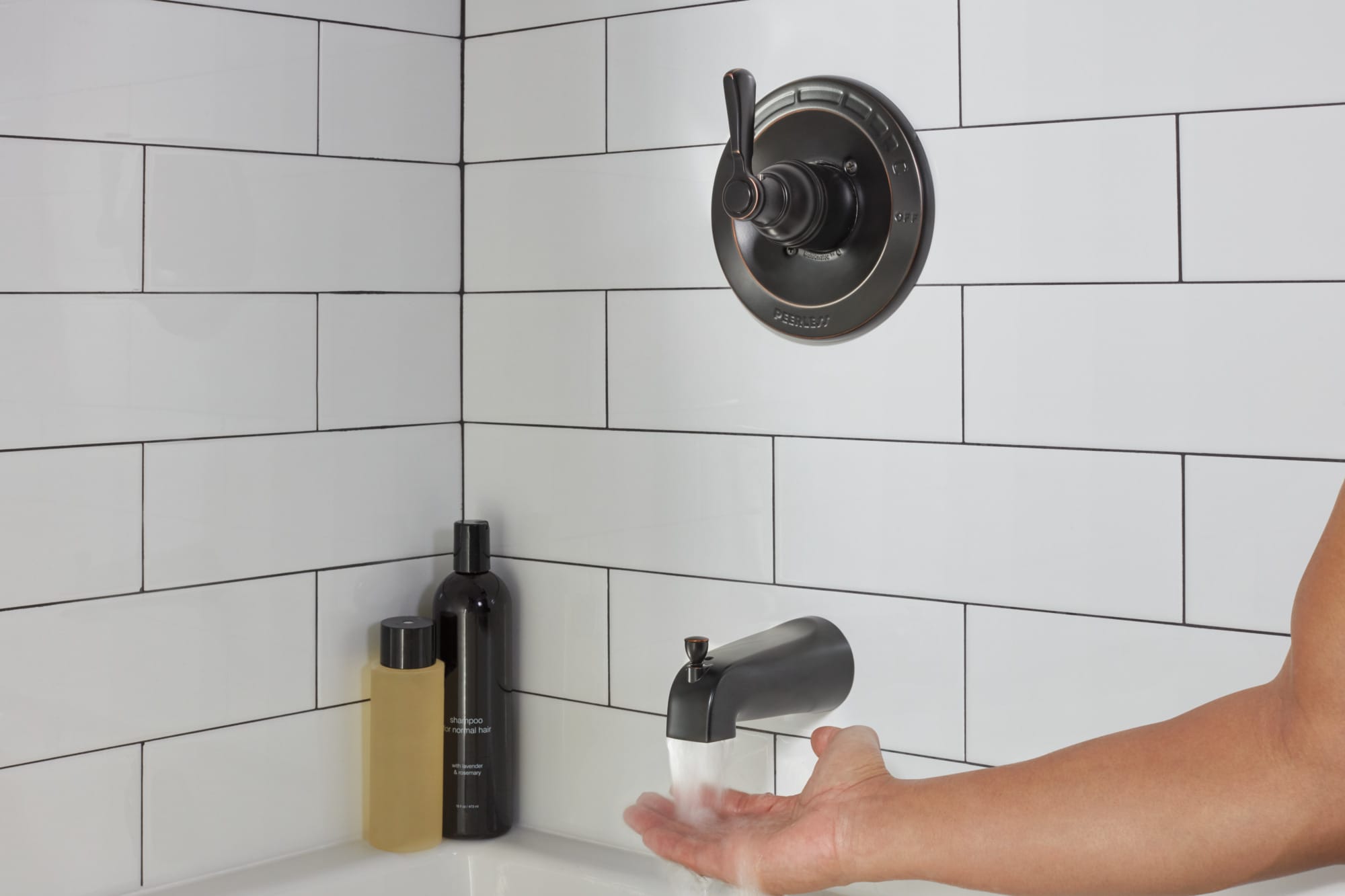 Grifo de bañera y ducha redondo de 5.938 pulgadas, de un solo mango y función única en bronce aceitado - Peerless Elmhurst PTT14465-OB