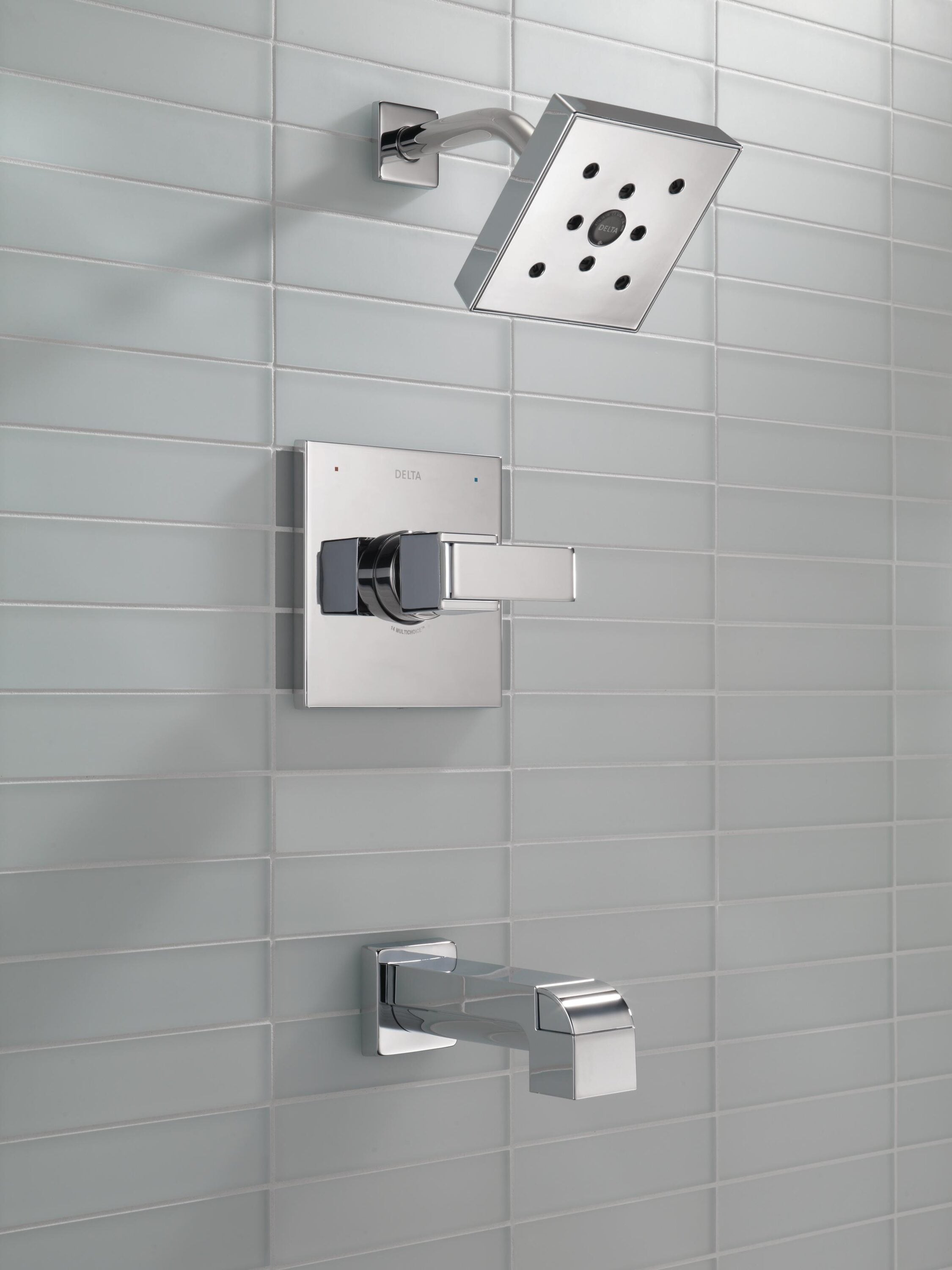 Grifo para bañera y ducha con válvula, de 1 manija y función única, acabado cromado Delta Ara 5.3125 pulgadas, estilo cuadrado.