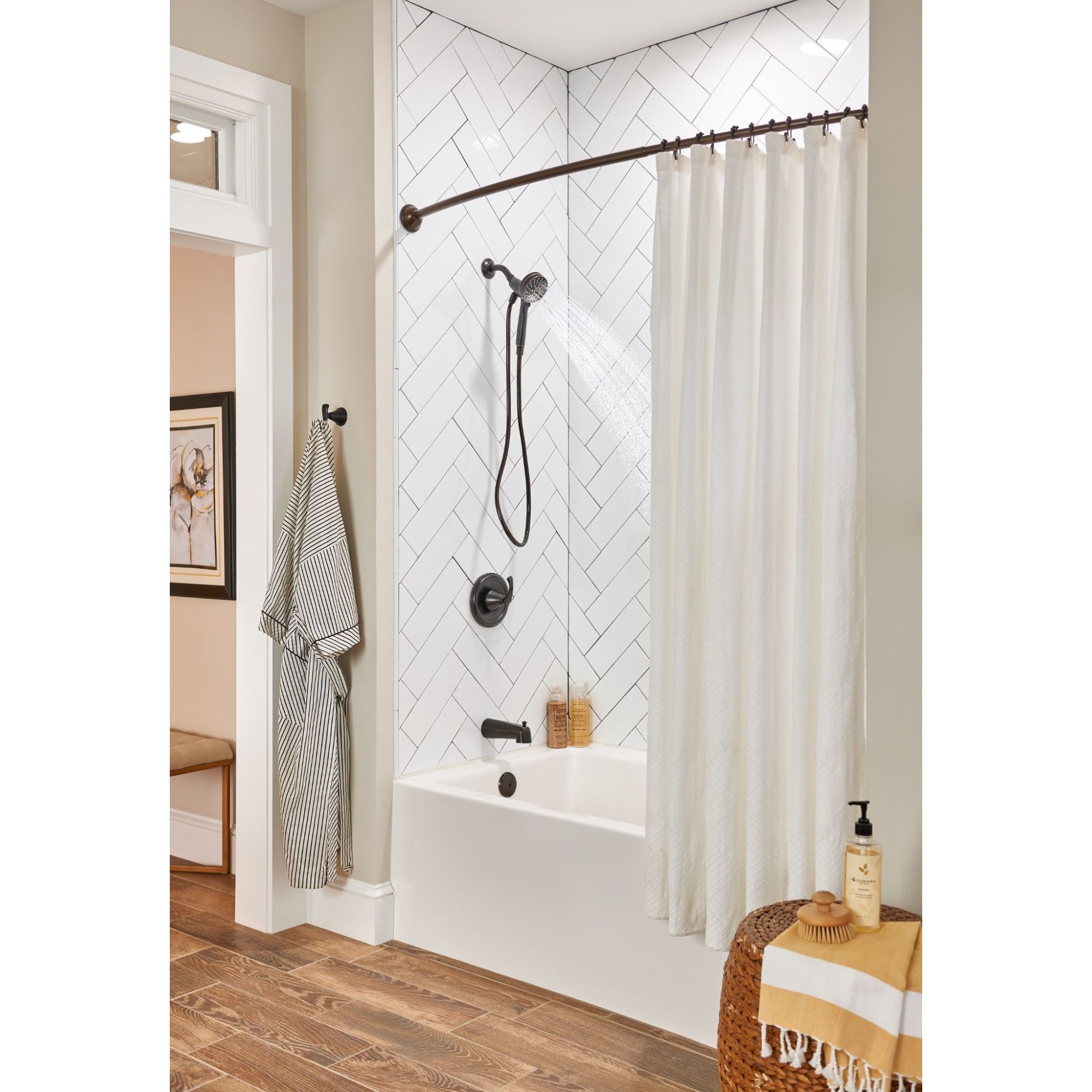 Grifo para bañera y ducha de una sola manija en bronce mediterráneo con función múltiple de 3.75 pulgadas y válvula