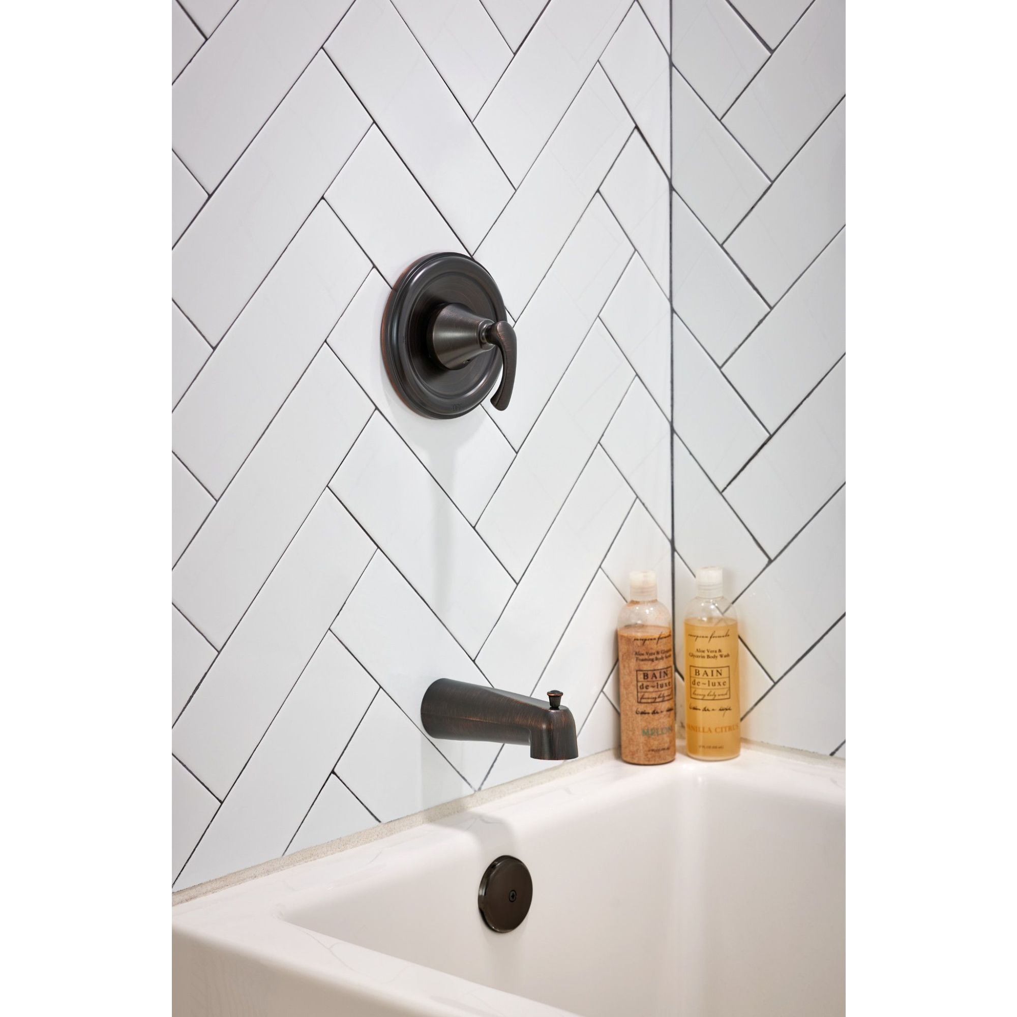 Grifo para bañera y ducha de una sola manija en bronce mediterráneo con función múltiple de 3.75 pulgadas y válvula