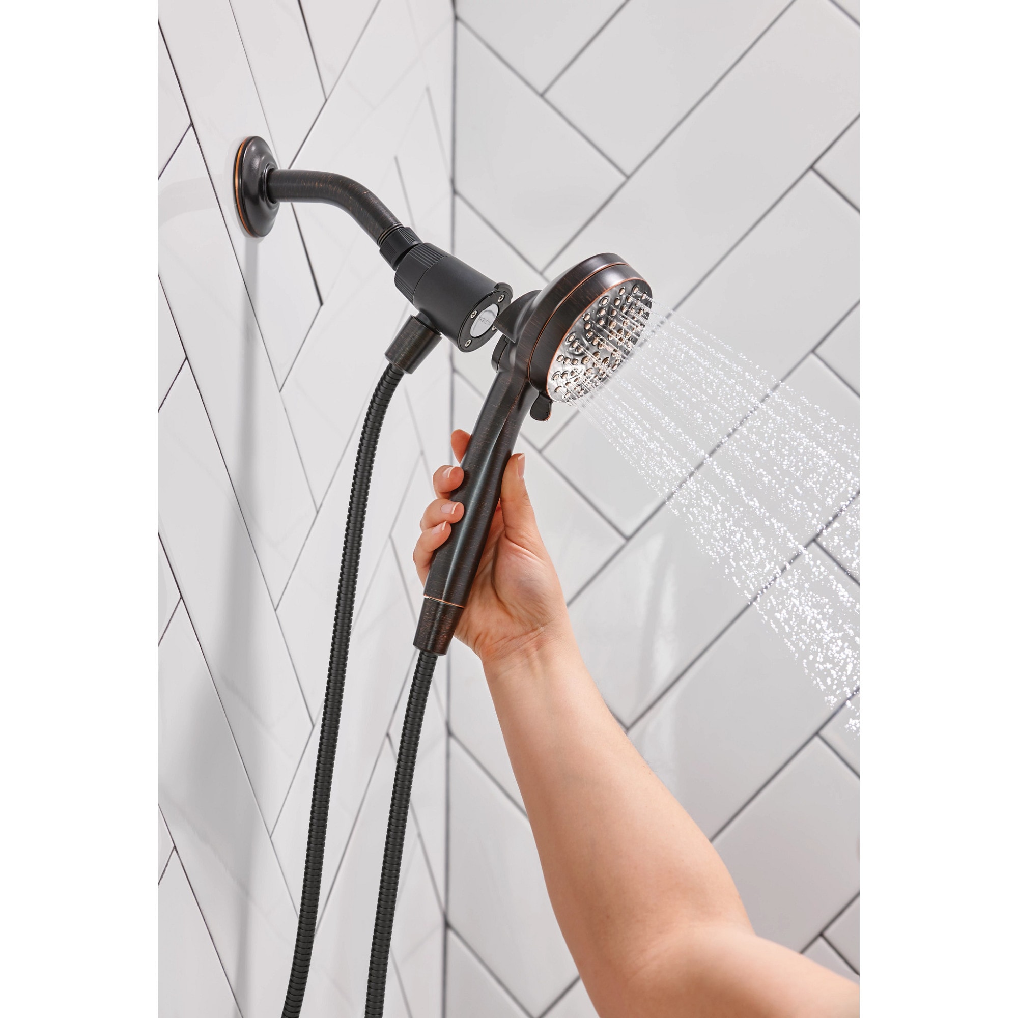 Grifo para bañera y ducha de una sola manija en bronce mediterráneo con función múltiple de 3.75 pulgadas y válvula