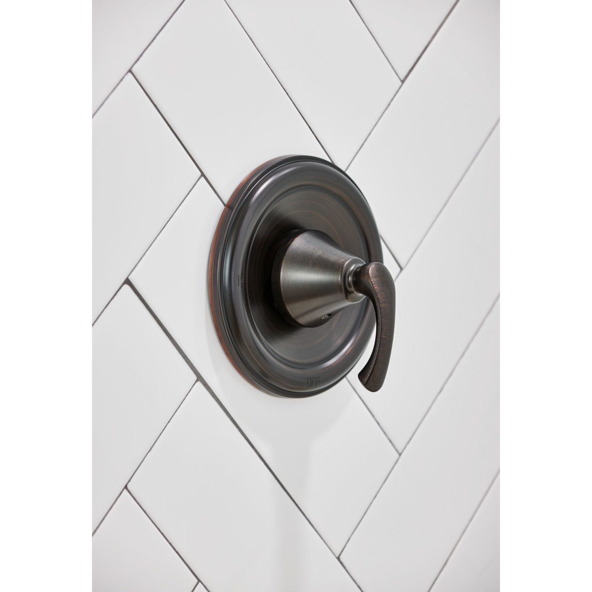 Grifo para bañera y ducha de una sola manija en bronce mediterráneo con función múltiple de 3.75 pulgadas y válvula