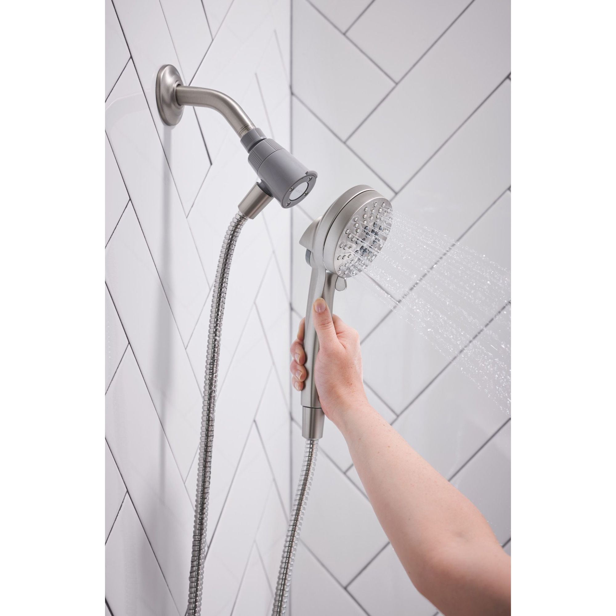 Mezcladora de bañera y ducha redonda de 3.75 pulgadas con acabado en níquel cepillado resistente a manchas de Moen