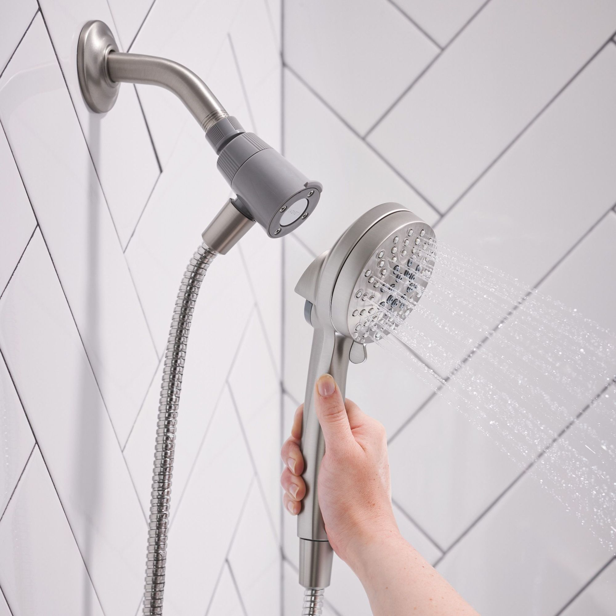 Mezcladora de bañera y ducha redonda de 3.75 pulgadas con acabado en níquel cepillado resistente a manchas de Moen