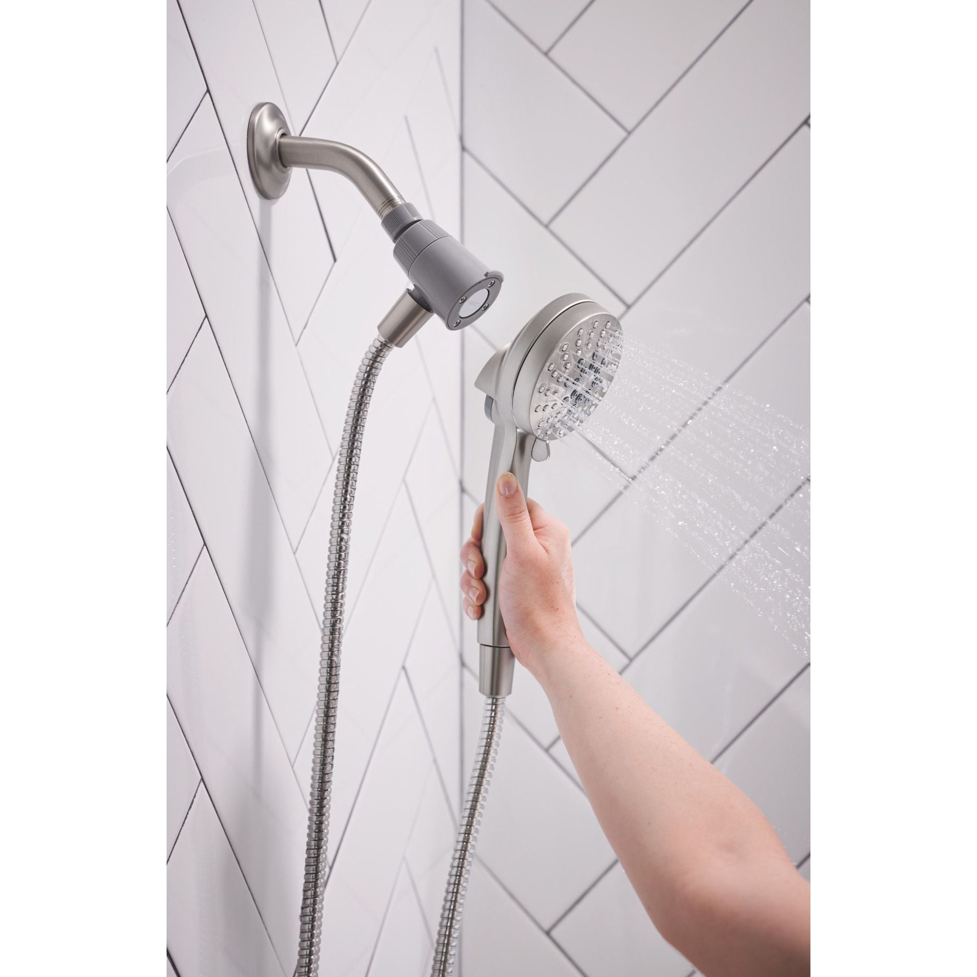 Mezcladora de bañera y ducha redonda de 3.75 pulgadas con acabado en níquel cepillado resistente a manchas de Moen
