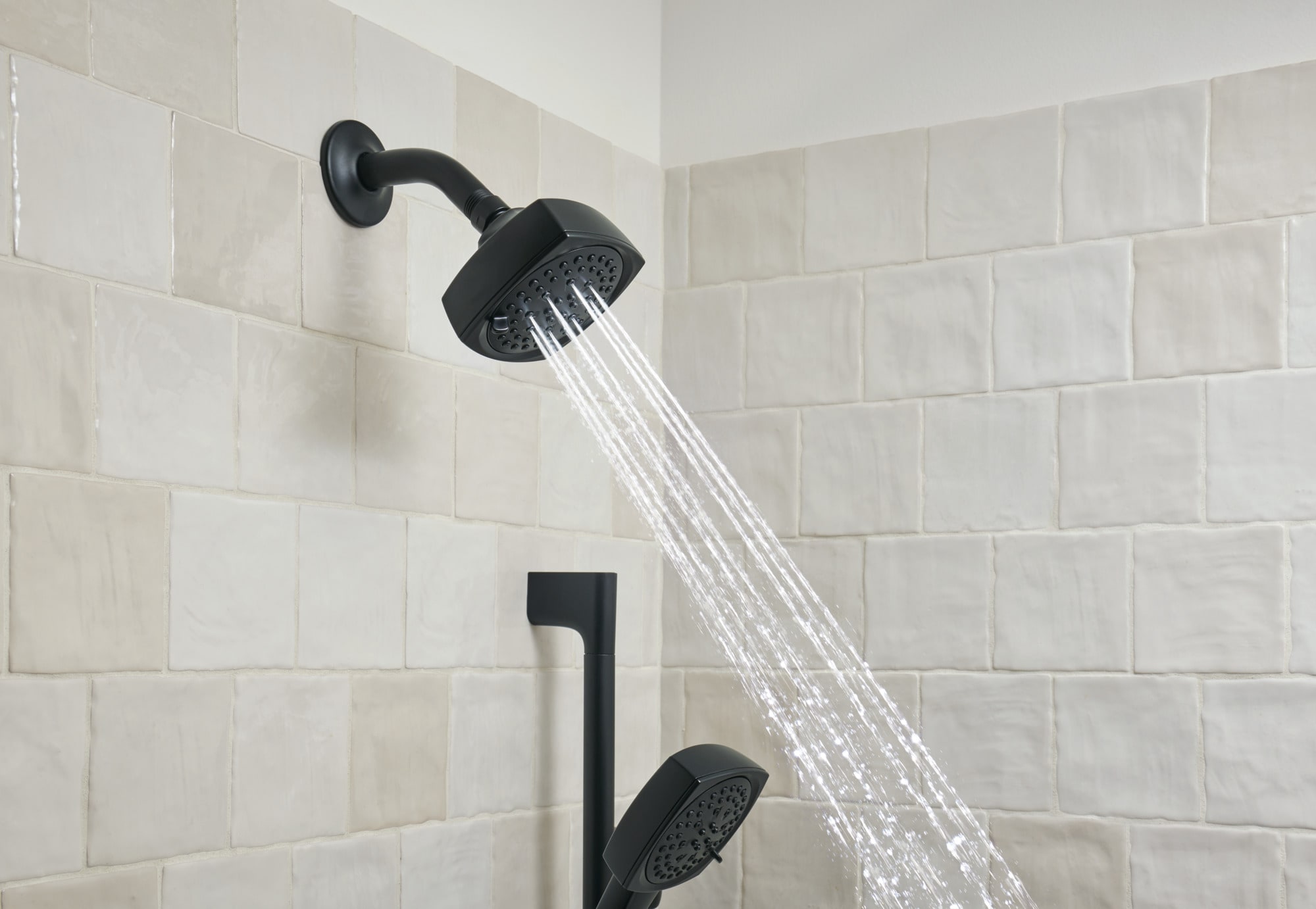 Mezcladora de bañera y regadera Peerless Ezra en negro mate con 1 manija y funciones múltiples de 4 pulgadas.