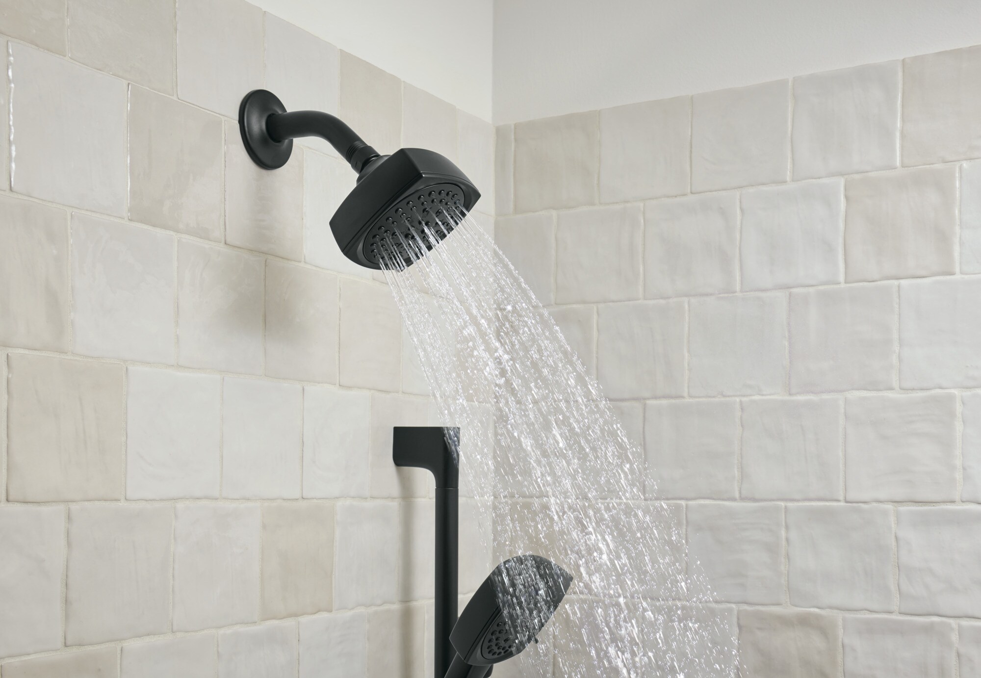 Mezcladora de bañera y regadera Peerless Ezra en negro mate con 1 manija y funciones múltiples de 4 pulgadas.