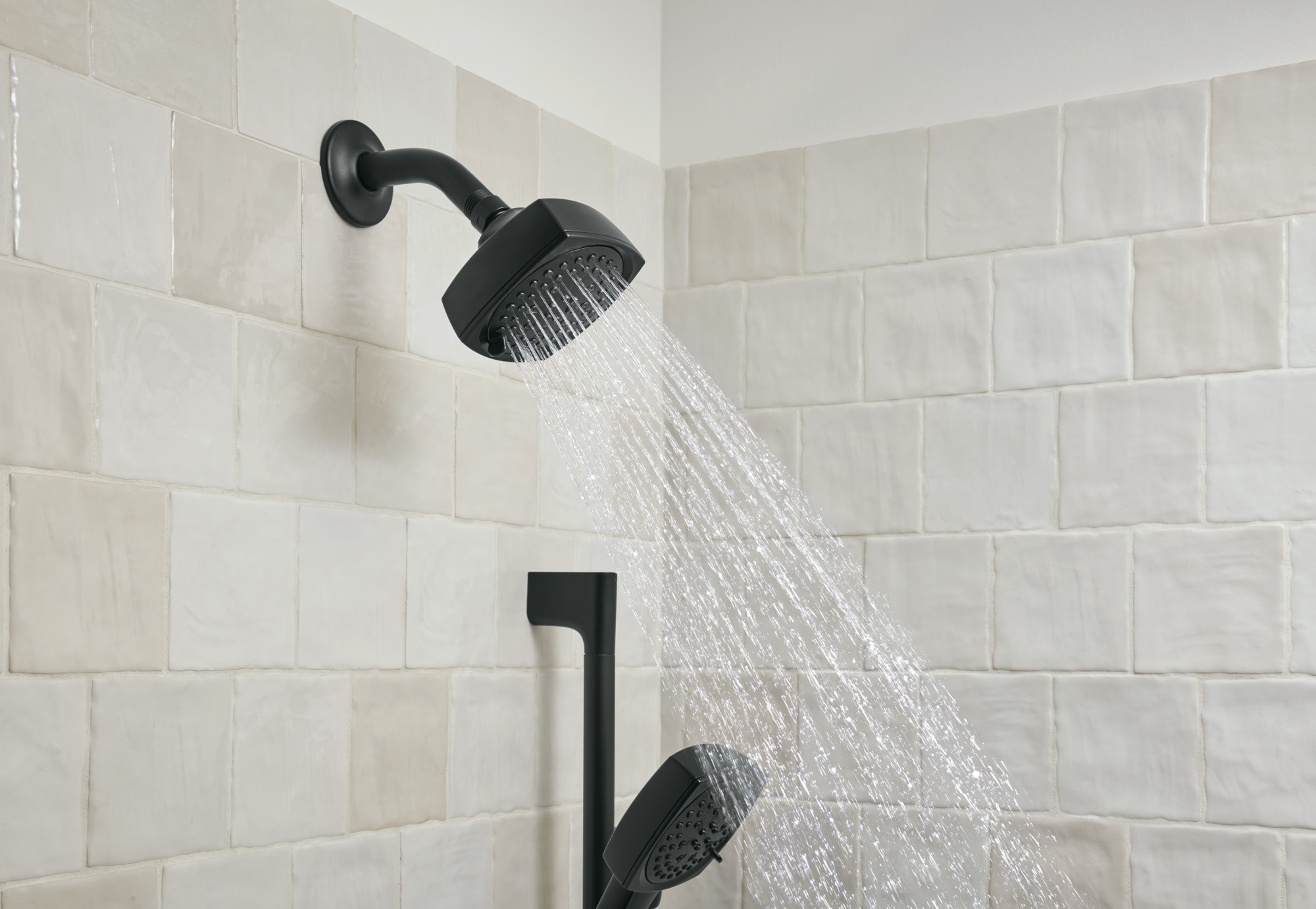 Mezcladora de bañera y regadera Peerless Ezra en negro mate con 1 manija y funciones múltiples de 4 pulgadas.