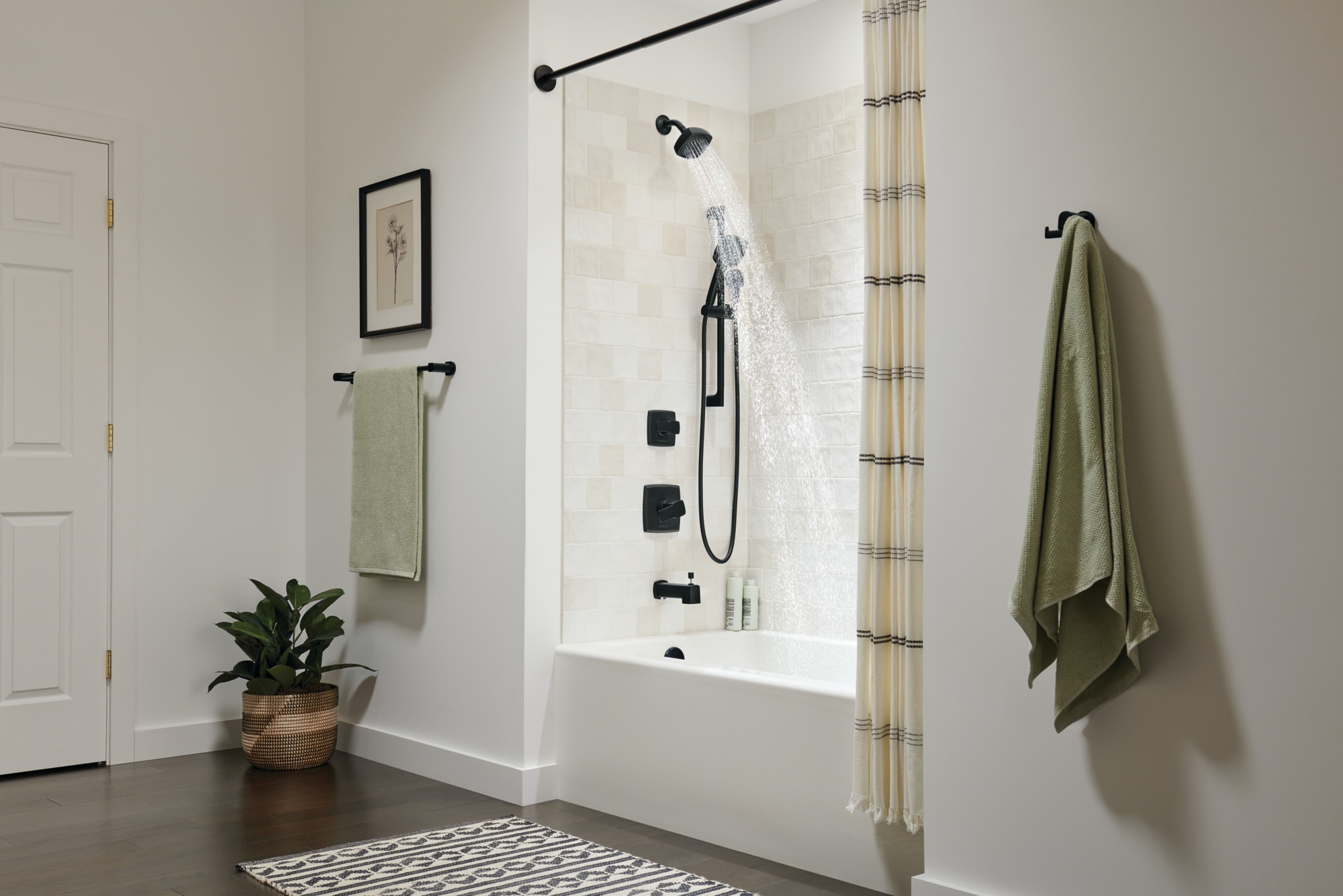 Mezcladora de bañera y regadera Peerless Ezra en negro mate con 1 manija y funciones múltiples de 4 pulgadas.