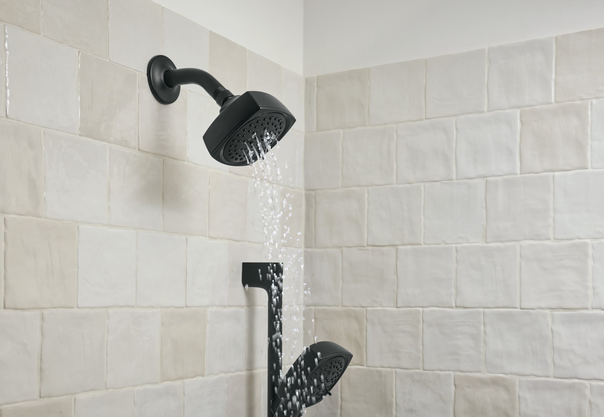 Mezcladora de bañera y regadera Peerless Ezra en negro mate con 1 manija y funciones múltiples de 4 pulgadas.