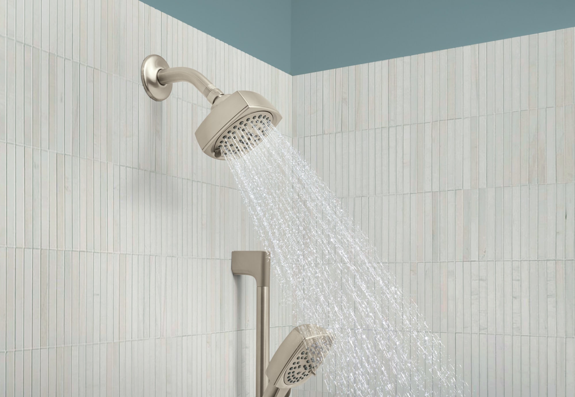 Grifería para bañera y ducha Peerless Ezra de 1 asa en níquel cepillado, multifunción de 4 pulgadas cuadradas