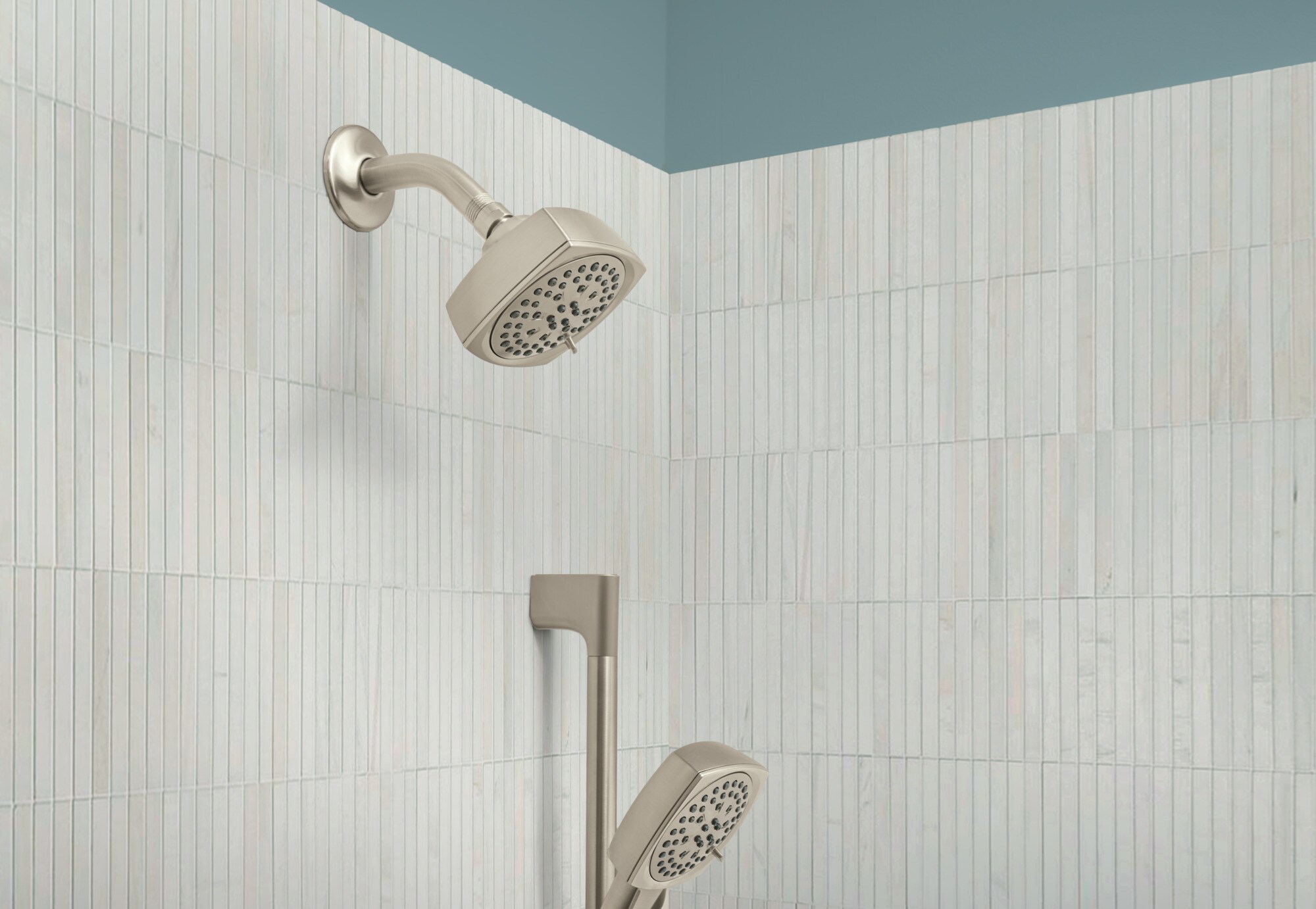 Grifería para bañera y ducha Peerless Ezra de 1 asa en níquel cepillado, multifunción de 4 pulgadas cuadradas