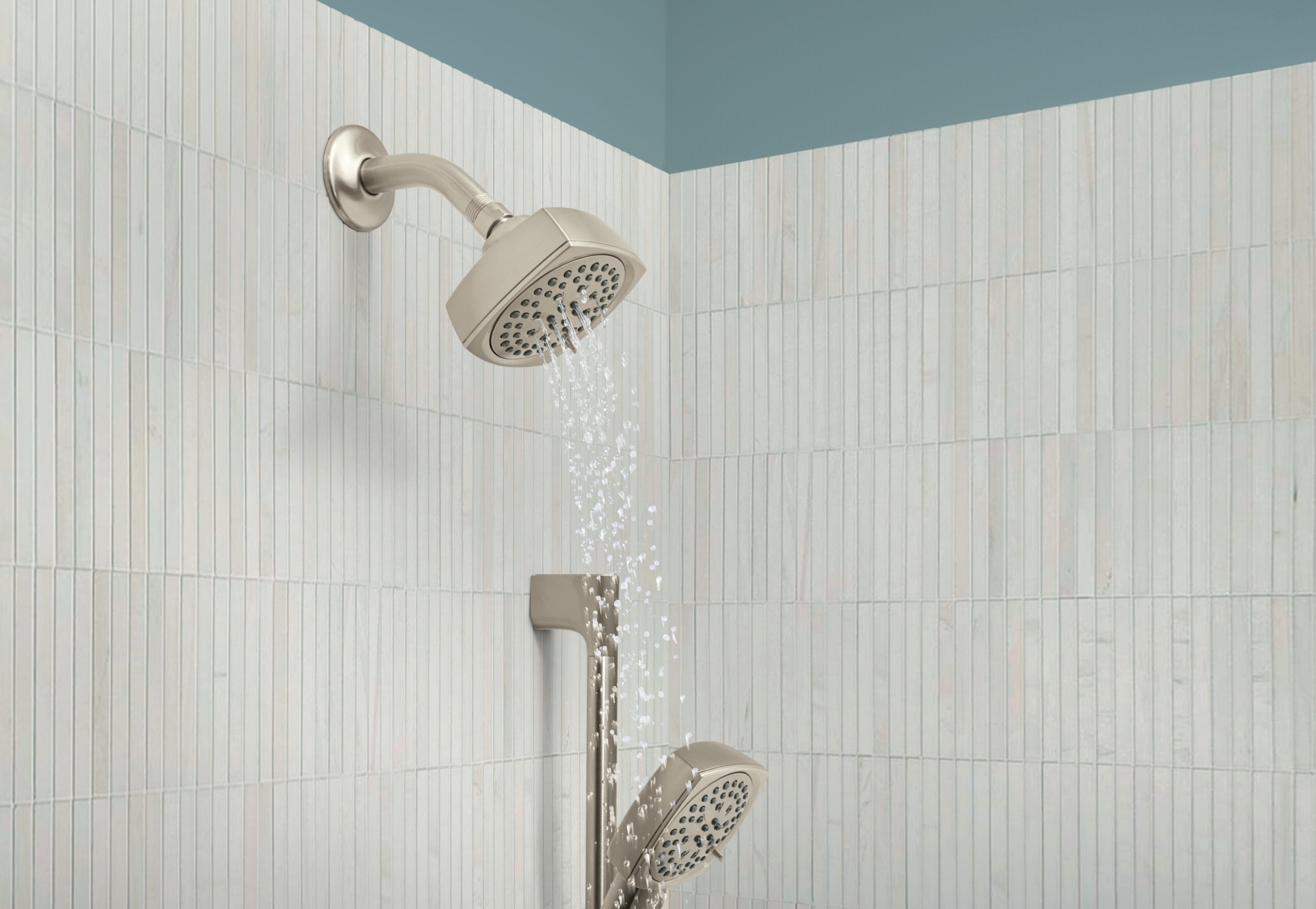 Grifería para bañera y ducha Peerless Ezra de 1 asa en níquel cepillado, multifunción de 4 pulgadas cuadradas
