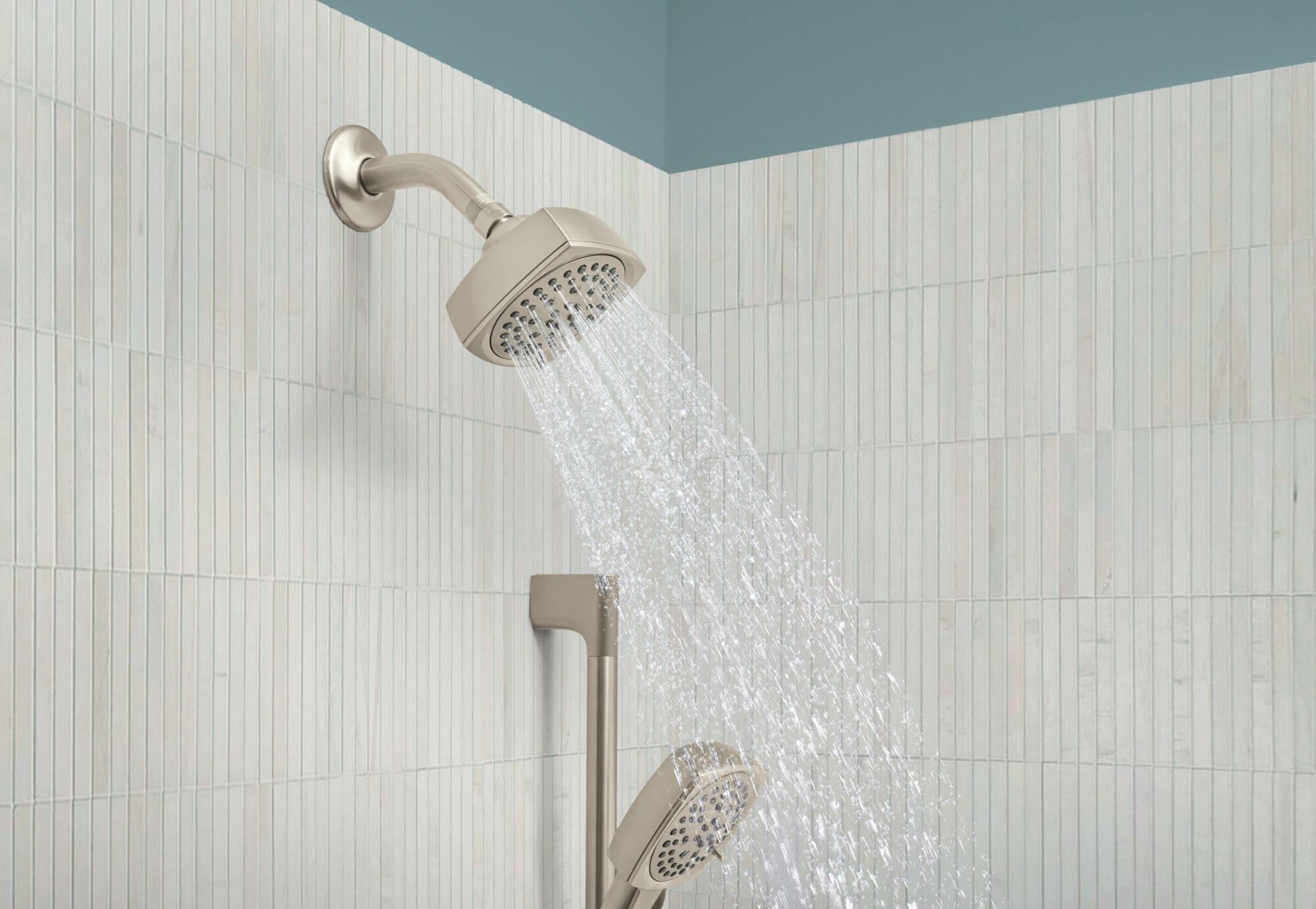 Grifería para bañera y ducha Peerless Ezra de 1 asa en níquel cepillado, multifunción de 4 pulgadas cuadradas