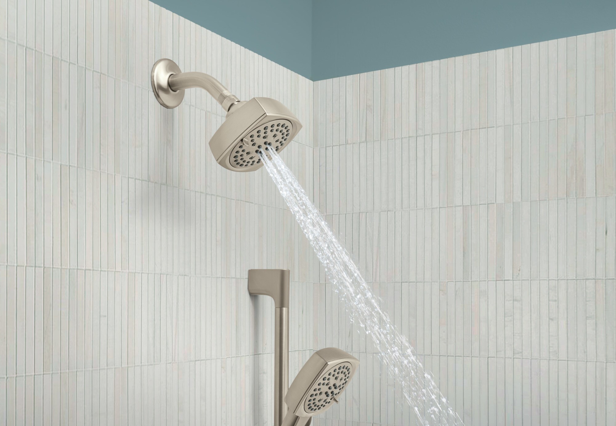 Grifería para bañera y ducha Peerless Ezra de 1 asa en níquel cepillado, multifunción de 4 pulgadas cuadradas