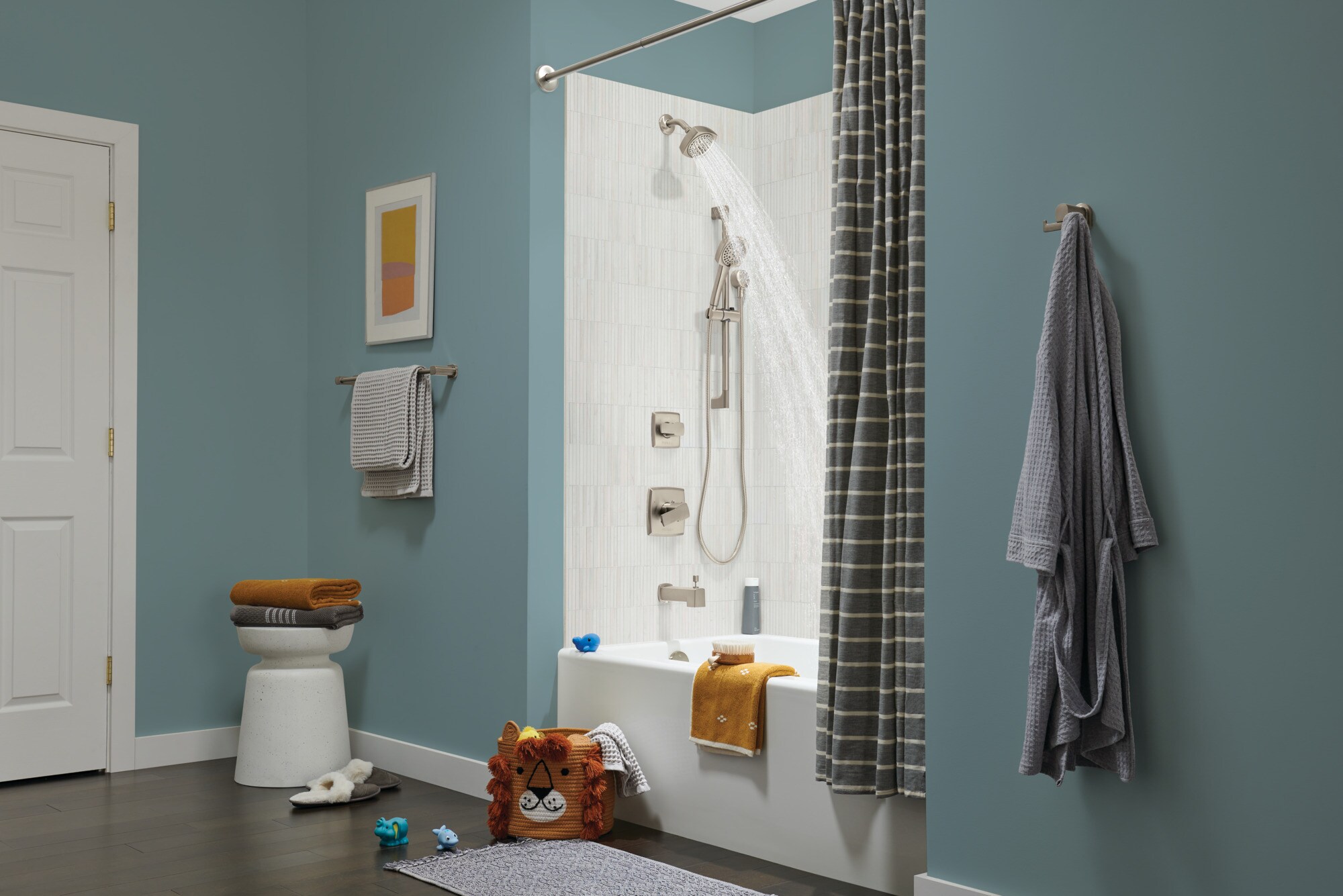 Grifería para bañera y ducha Peerless Ezra de 1 asa en níquel cepillado, multifunción de 4 pulgadas cuadradas