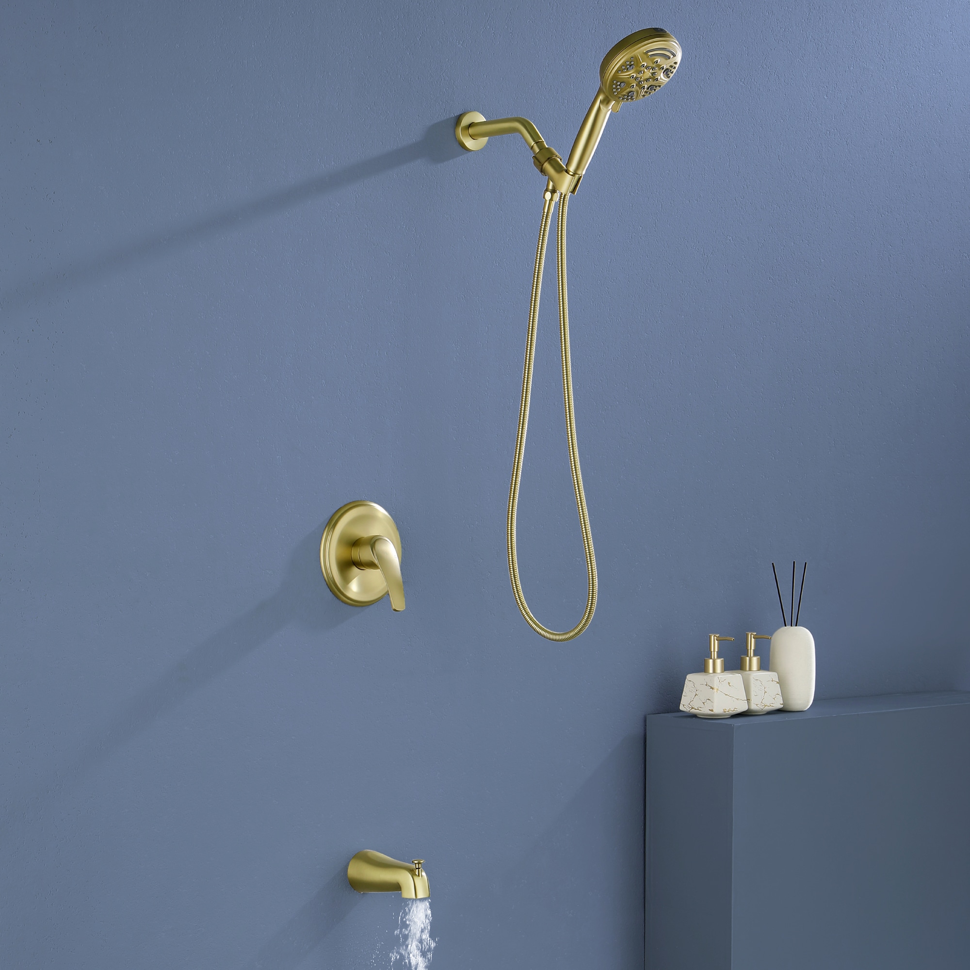 Grifería de Bañera y Ducha de ORO Cepillado con 1 Mango, 5 Pulgadas, tipo Manual, modelo WA4026MB01 de WELLFOR.