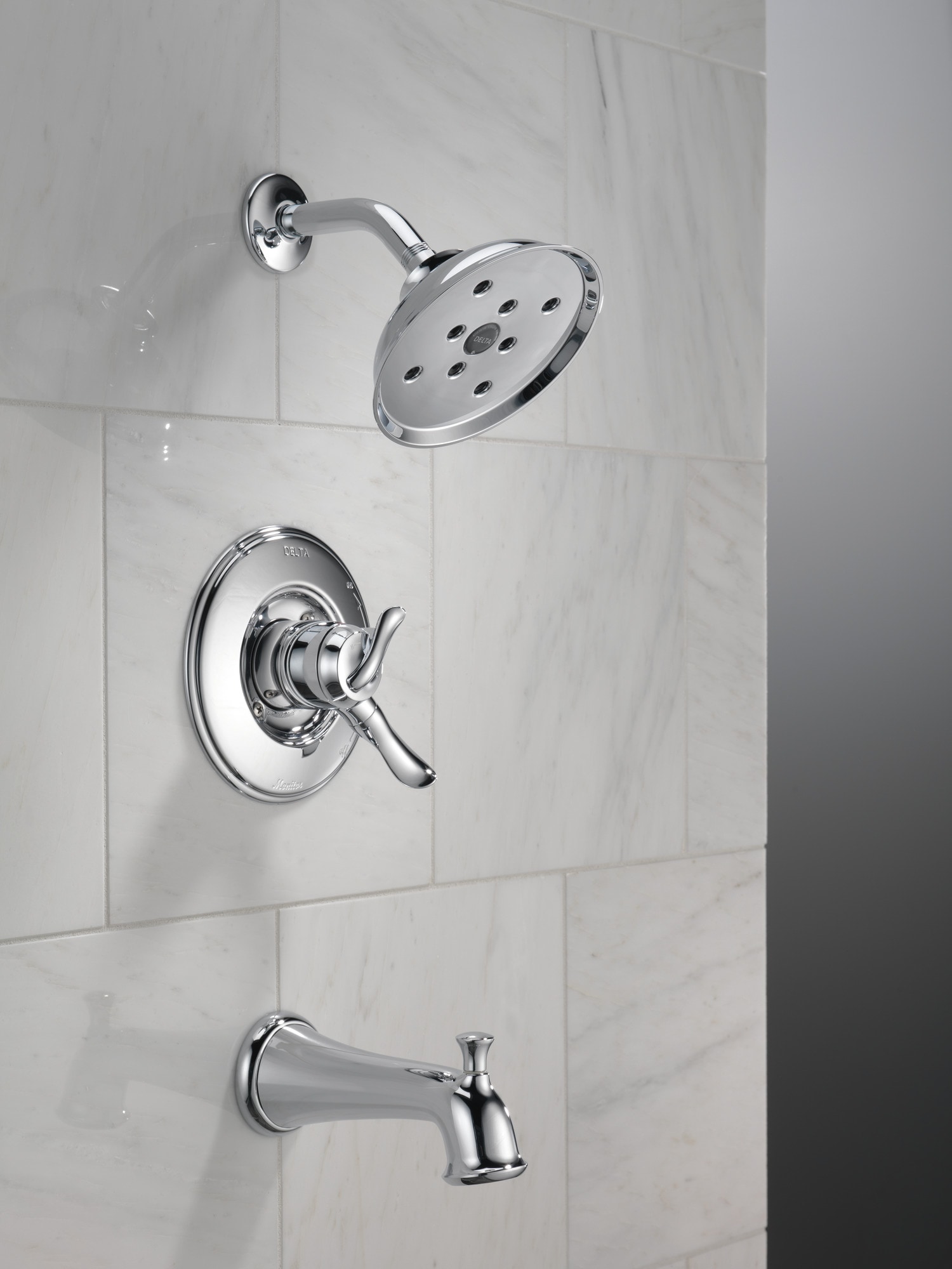 Grifo para bañera y ducha de ronda de 6.1250 pulgadas de función única con dos manijas en bronce champagne Delta Linden T17494-CZ.