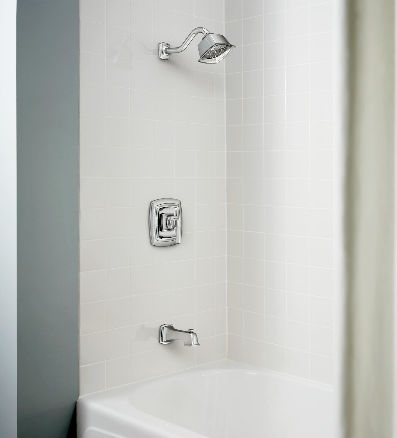 Grifo de bañera y ducha de una sola función con un solo mango cromado Moen Boardwalk de 4.38 pulgadas cuadradas con válvula 82830EP.
