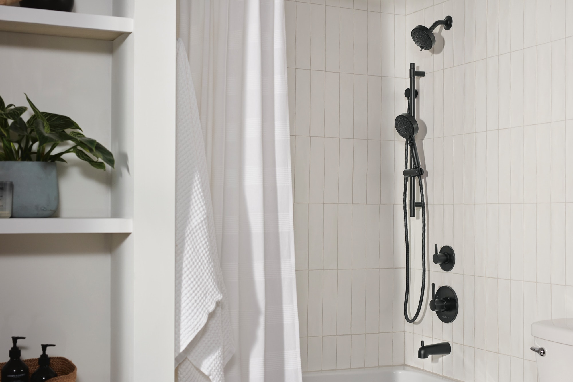 Precept Negro Mate de Primera Calidad Vendido por Separado Mezcladora de Bañera y Ducha Redonda Multifuncional de 4.562 Pulgadas con Válvula P62447-BL