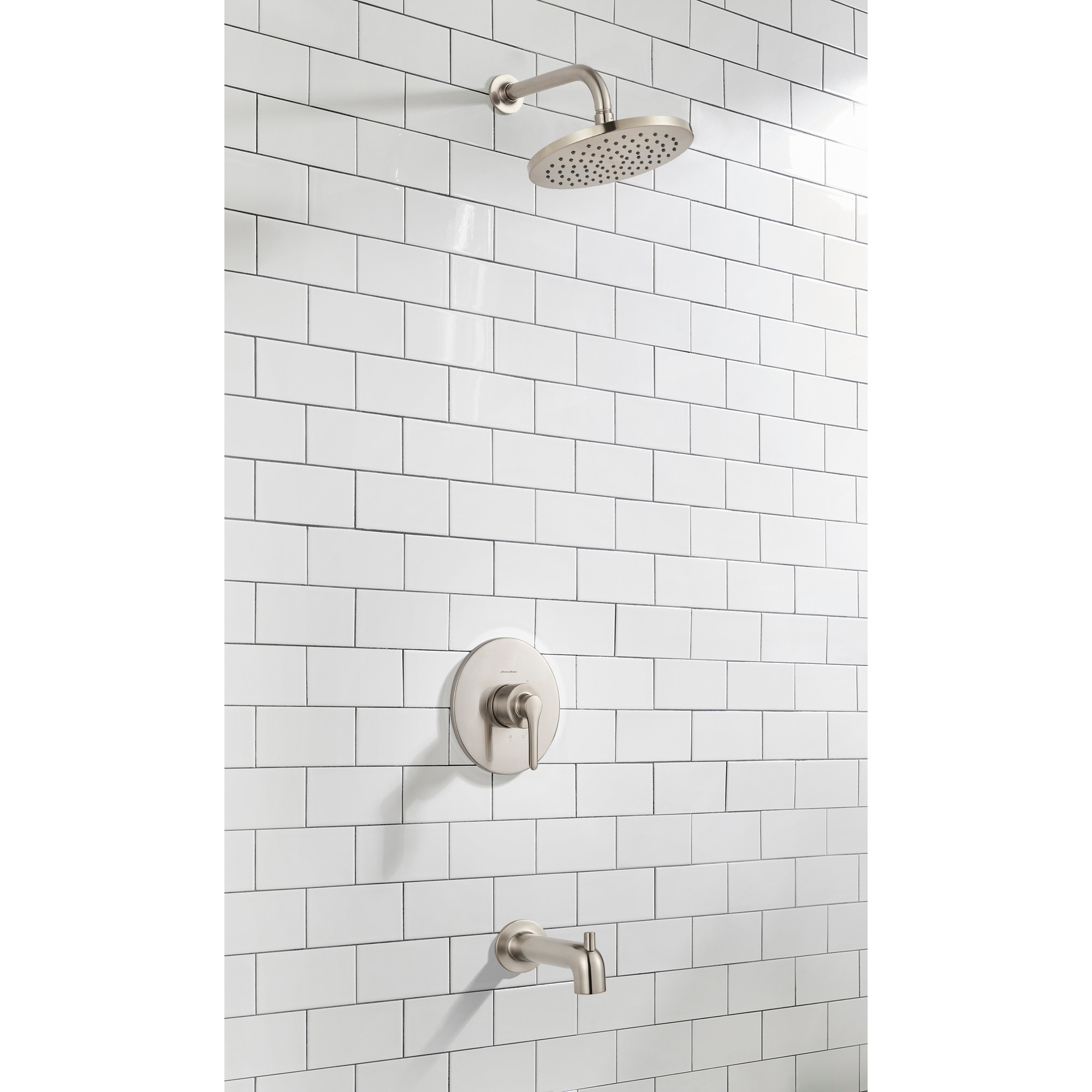 American Standard Studio S Níquel Cepillado Grifo de bañera y ducha de 1 mango y función única de 8 pulgadas de diámetro.