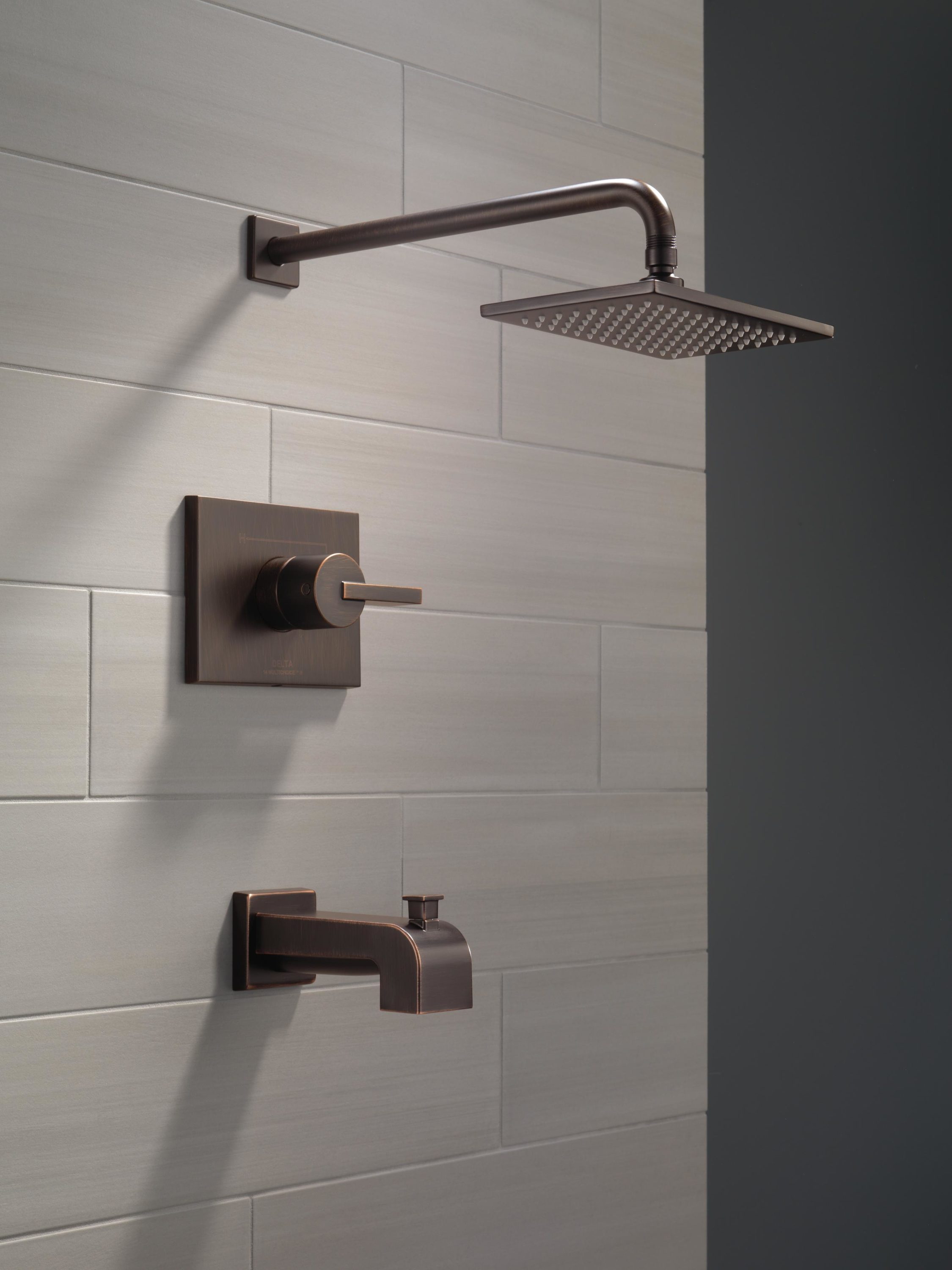 Grifo monomando de bañera y ducha cuadrado de 5.7000 pulgadas en bronce veneciano Delta Vero con válvula T14453-RB-WE.