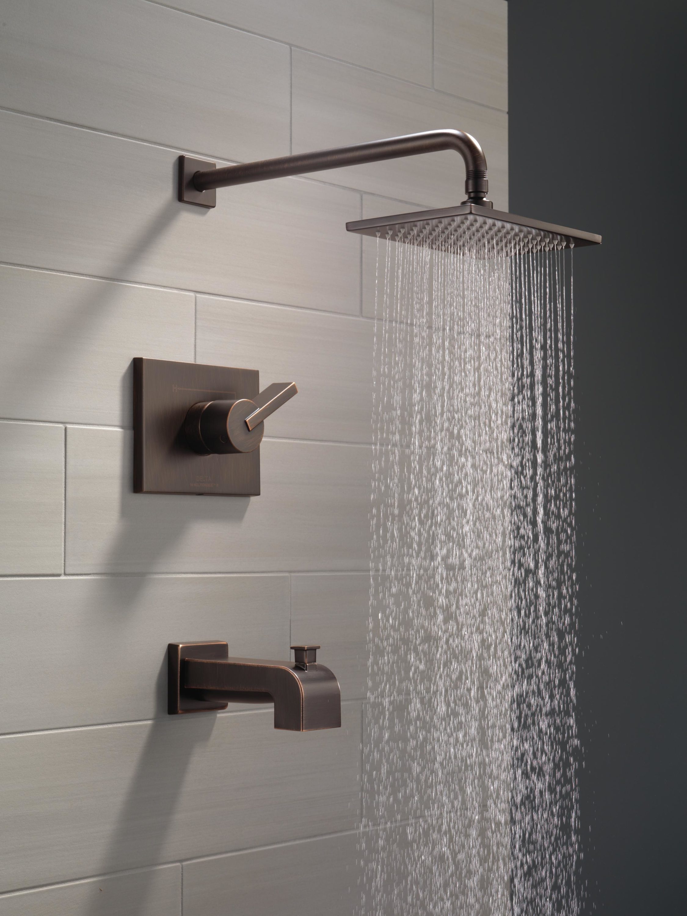 Grifo monomando de bañera y ducha cuadrado de 5.7000 pulgadas en bronce veneciano Delta Vero con válvula T14453-RB-WE.