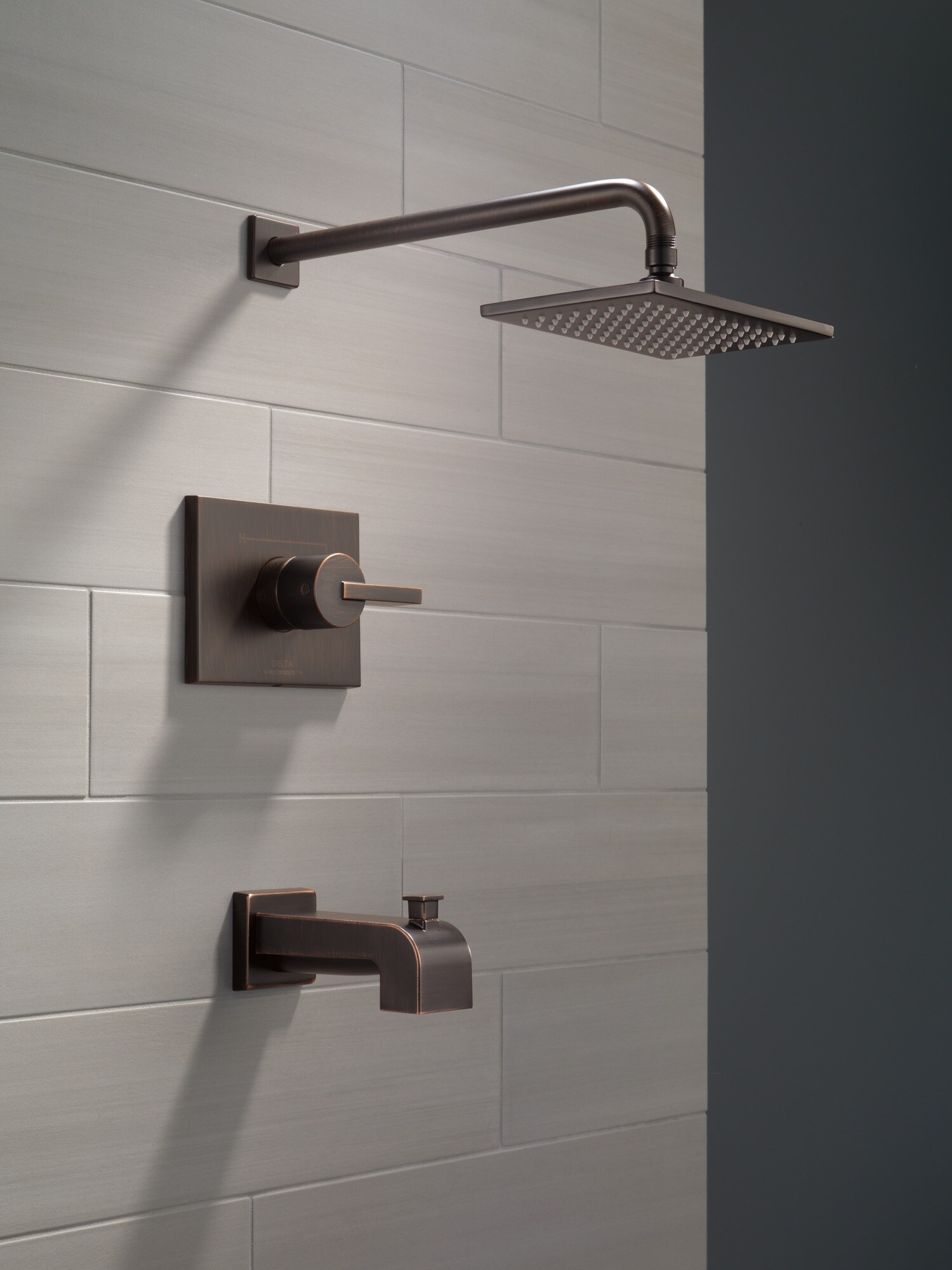 Grifo monomando de bañera y ducha cuadrado de 5.7000 pulgadas en bronce veneciano Delta Vero con válvula T14453-RB-WE.