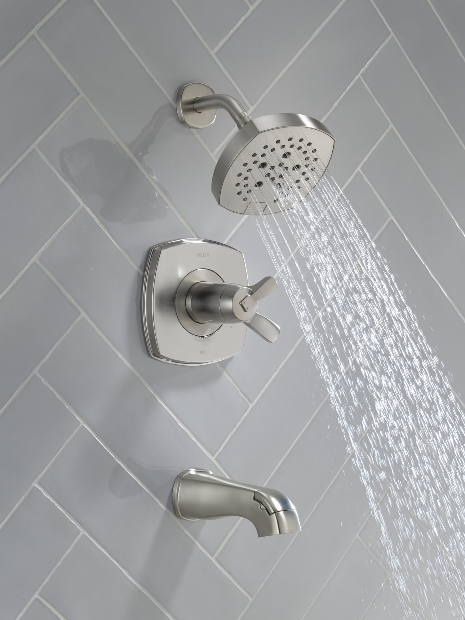 Grifo para bañera y ducha redonda de 7.0 pulgadas con un mango, acabado en acero inoxidable y multi-función Delta Stryke Lumicoat T17T476-SS-PR