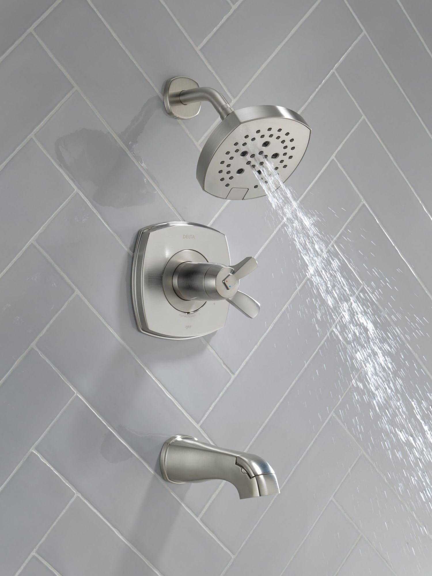 Grifo para bañera y ducha redonda de 7.0 pulgadas con un mango, acabado en acero inoxidable y multi-función Delta Stryke Lumicoat T17T476-SS-PR